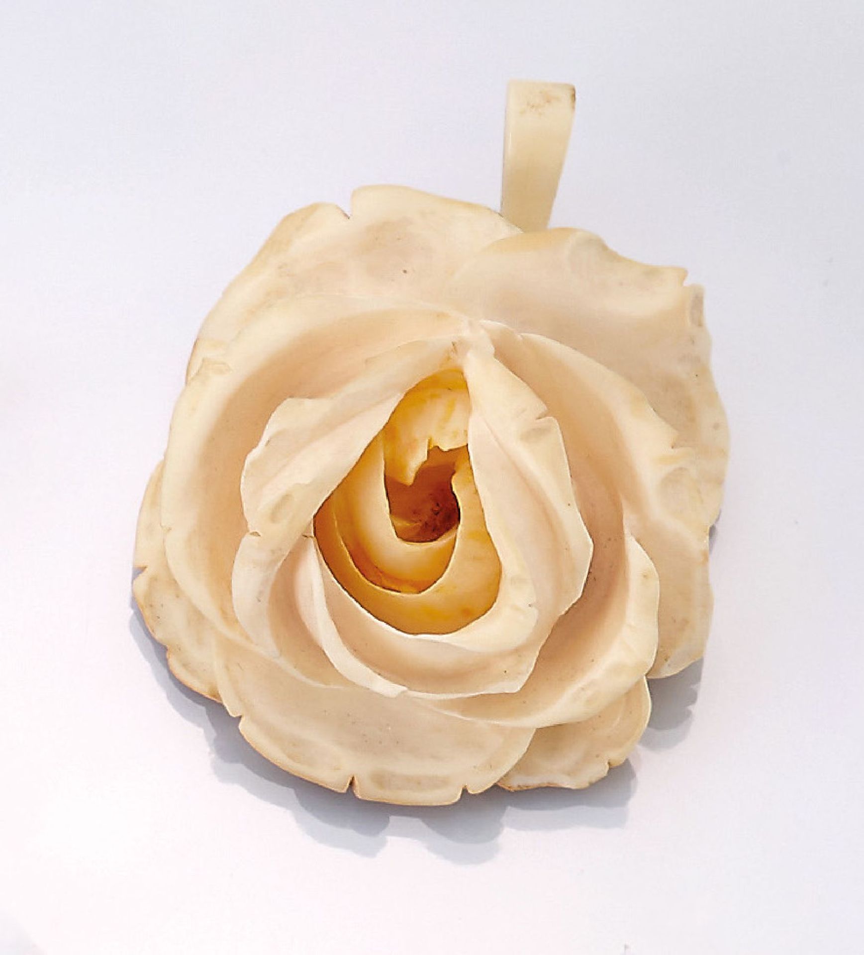 Anhänger "Rose" aus Elfenbein, Erbach um 1900, vollplastische Rose von guter Qual., min. besch.,