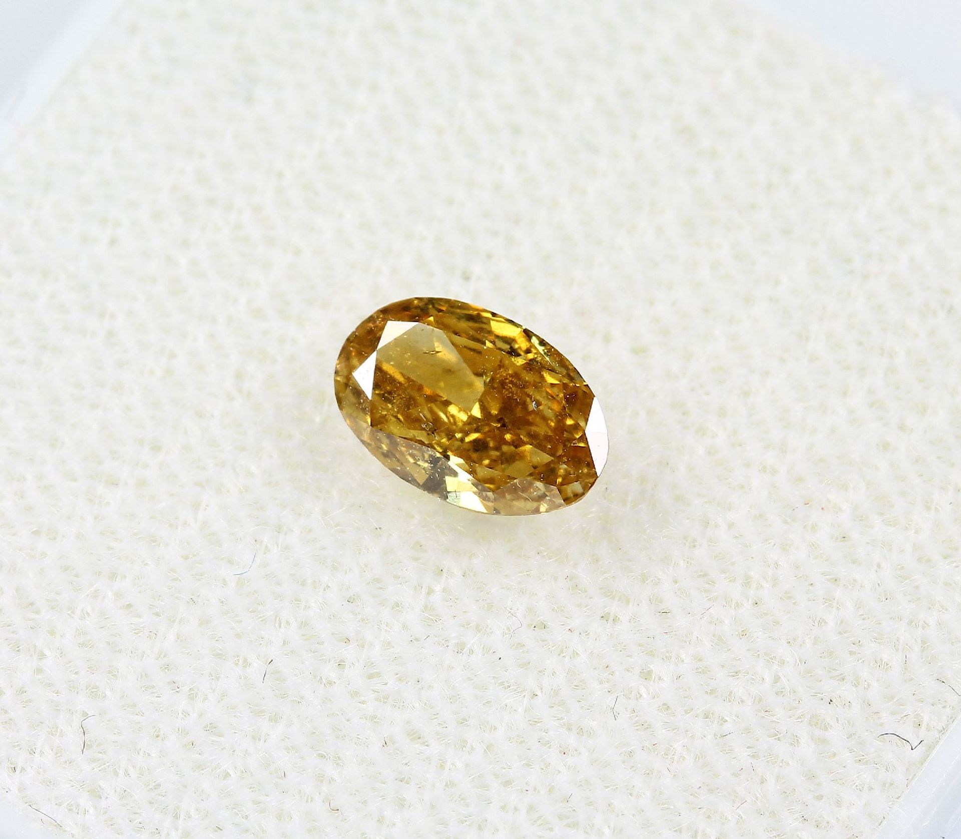 Loser Brillant, 0.59 ct Natural fancy deep Brownish Orangy Yellow, oval facett. Brillant, mit GIA- - Bild 2 aus 4