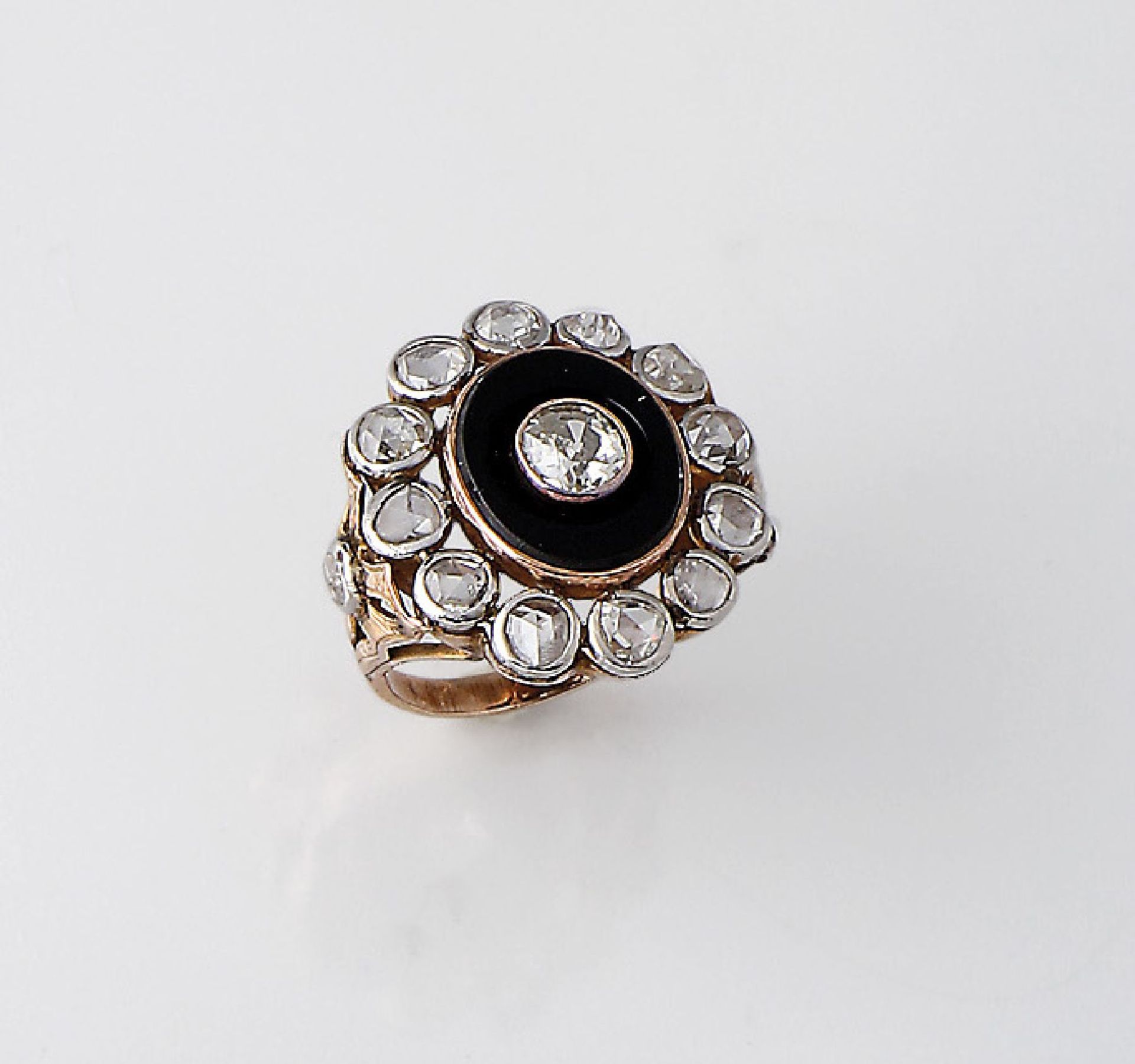 Antiker Ring mit Diamanten und Onyx, 1. H. 20. Jhdt., GG 585/000 und Silber, 14 Diamantrosen zus.