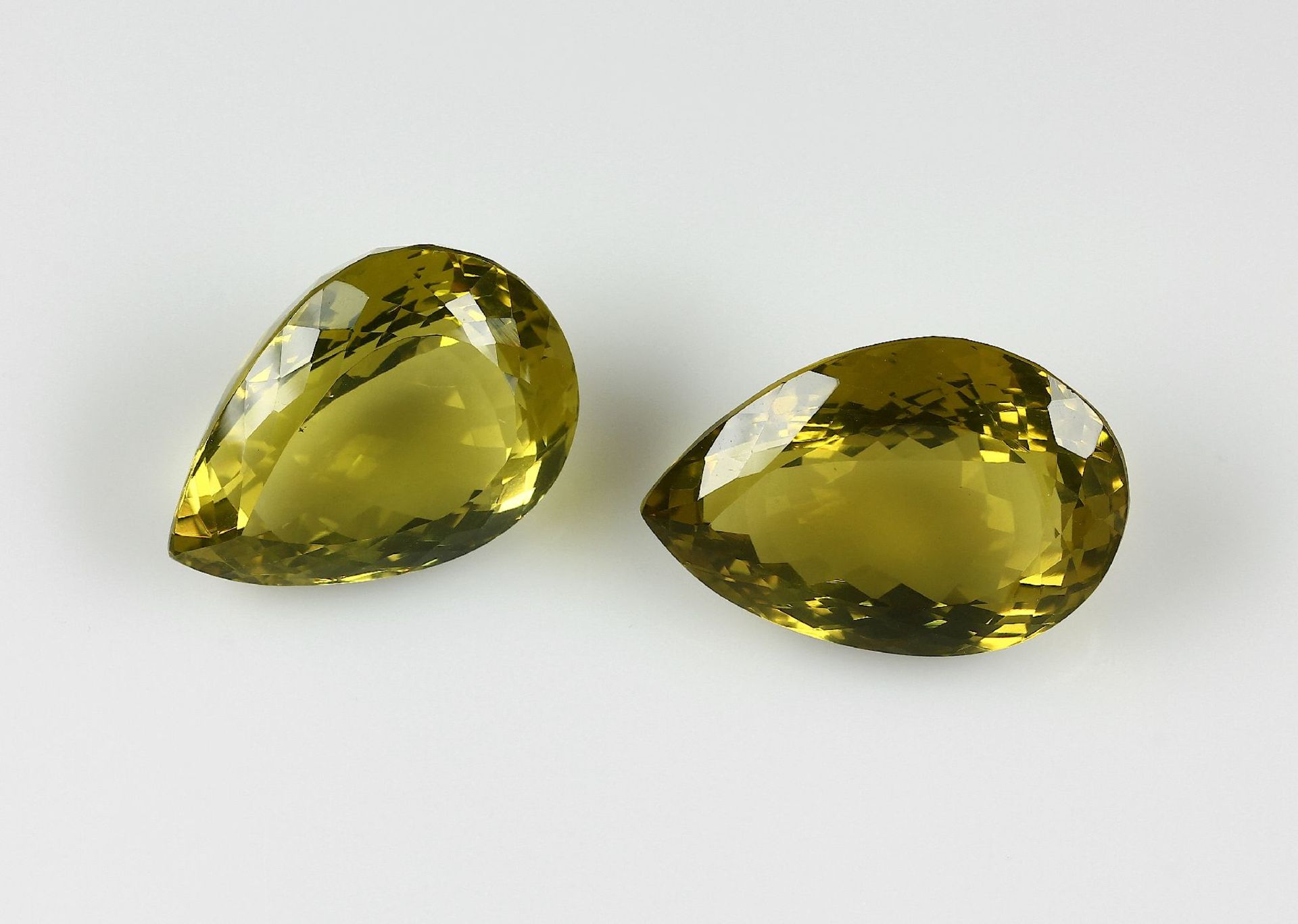 Loses Lemon-Citrin-Pärchen, zus. ca. 130.4 ct, Tropfenform, (beh.) Schätzpreis: 540, - EURLoose