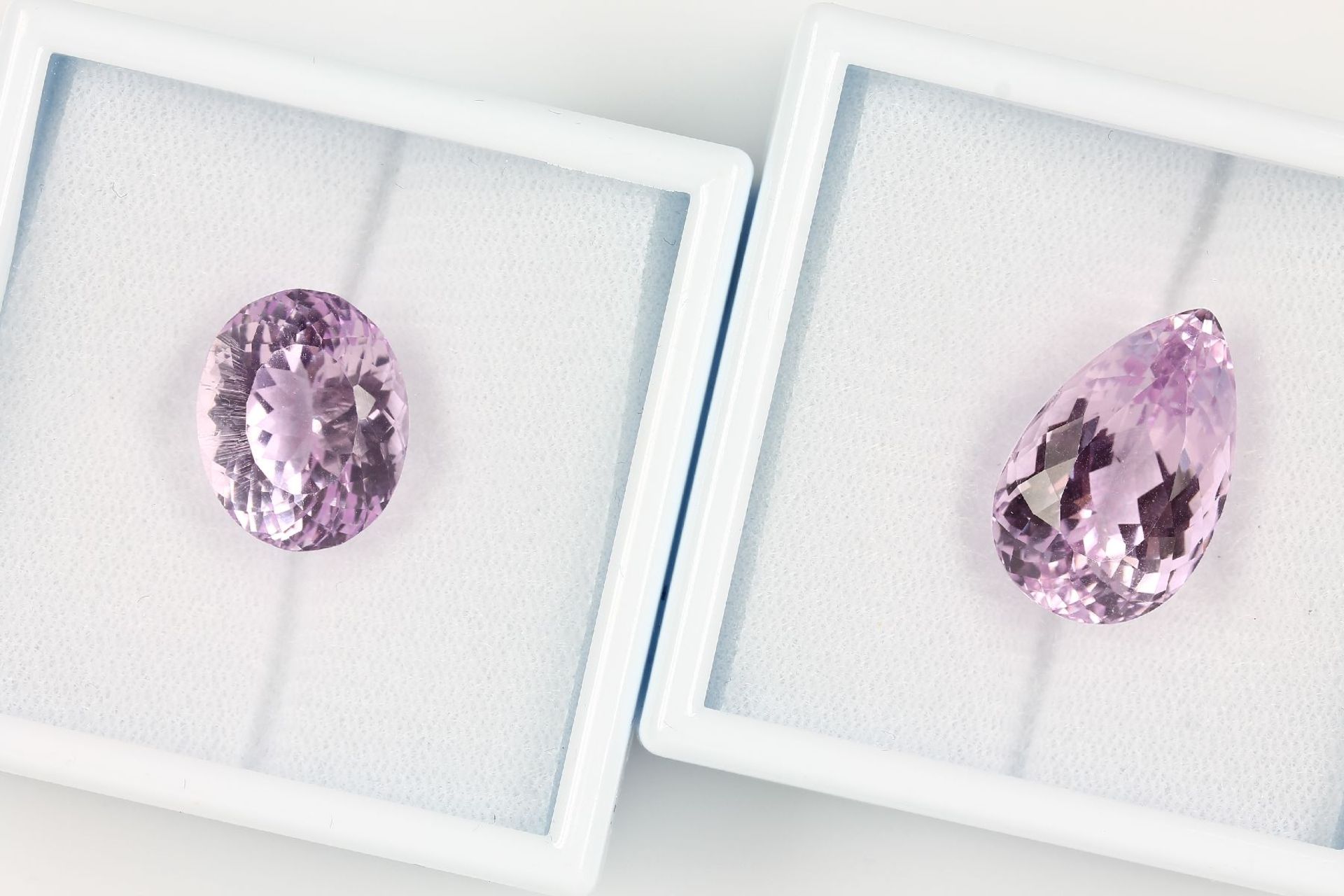 Lot 2 lose Kunzite, zus. ca. 40.3 ct, best. aus: 1 x tropfenf. facett. und 1 x oval facett.