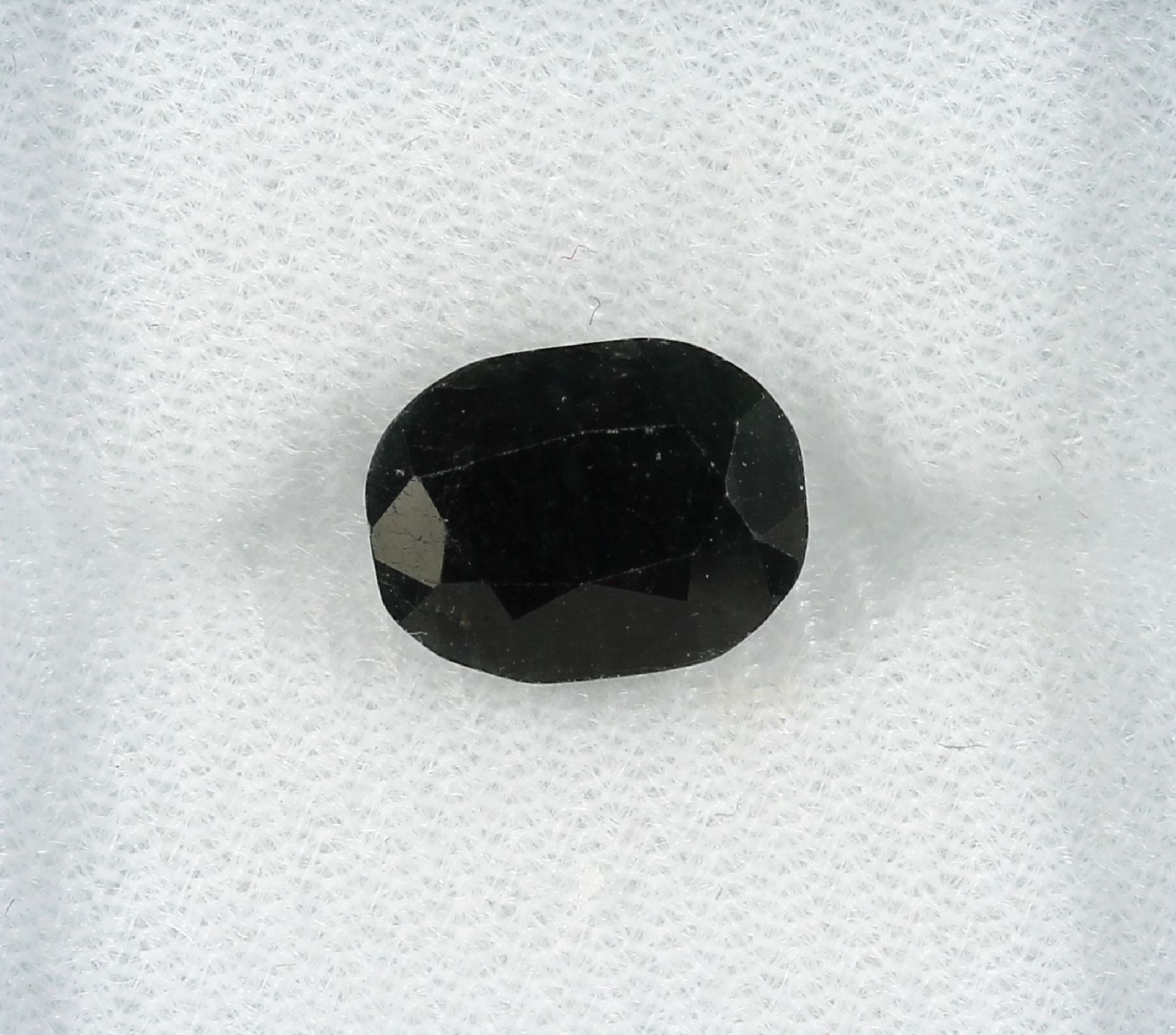 Loser Saphir, ca. 7.2 ct, oval facett. Schätzpreis: 650, - EURLoose sapphire, approx. 7.2 ct, oval