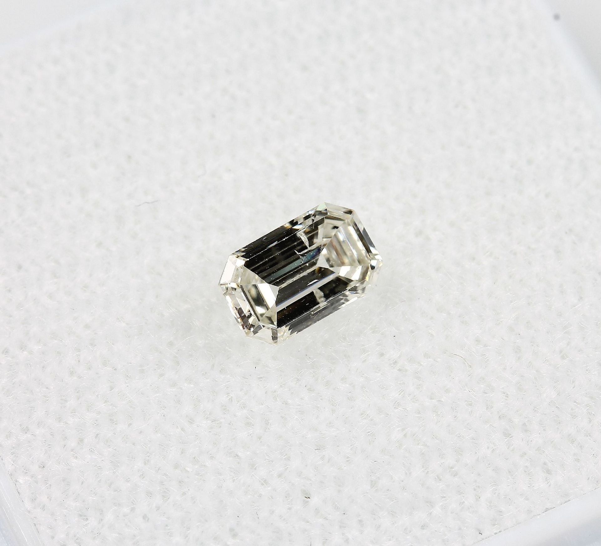 Loser Diamant, 0.54 ct get.Weiß+ (K)/si2, Emerald-Cut, mit HRD-Expertise Schätzpreis: 1350, - - Bild 2 aus 4