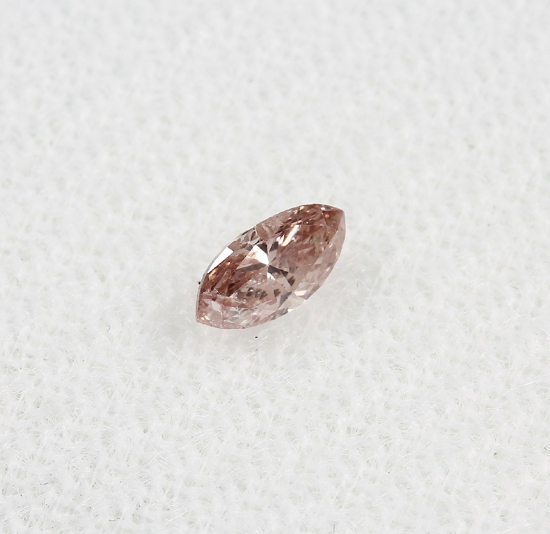 Loser Diamant, 0.27 ct Natural fancy Brownish Pink, navettef. facett., mit IGI- Expertise - Bild 2 aus 4