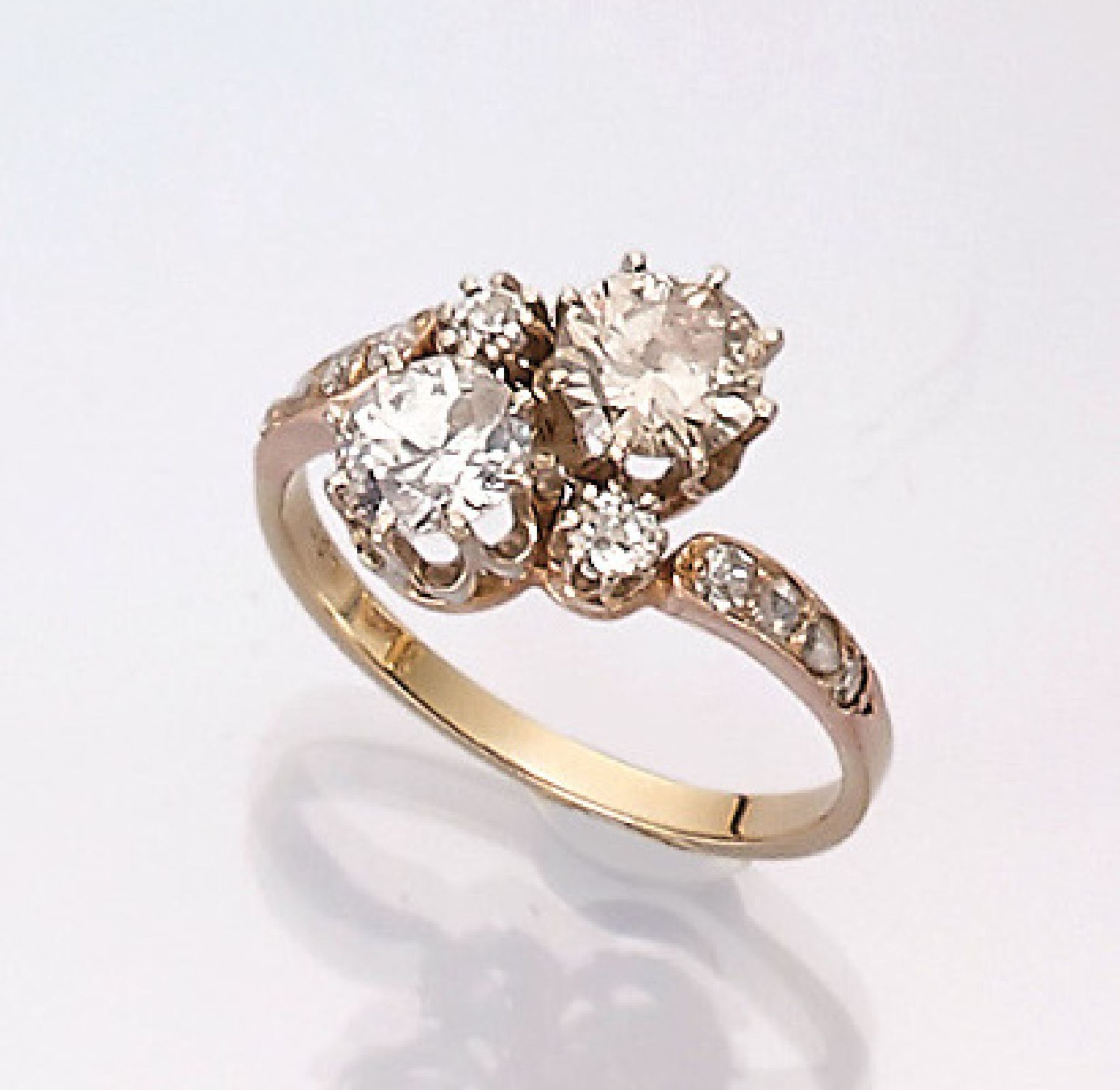 14 kt Gold Ring mit Diamanten, deutsch um 1910, GG 585/000, asymm. Ringschiene bes. mit 2