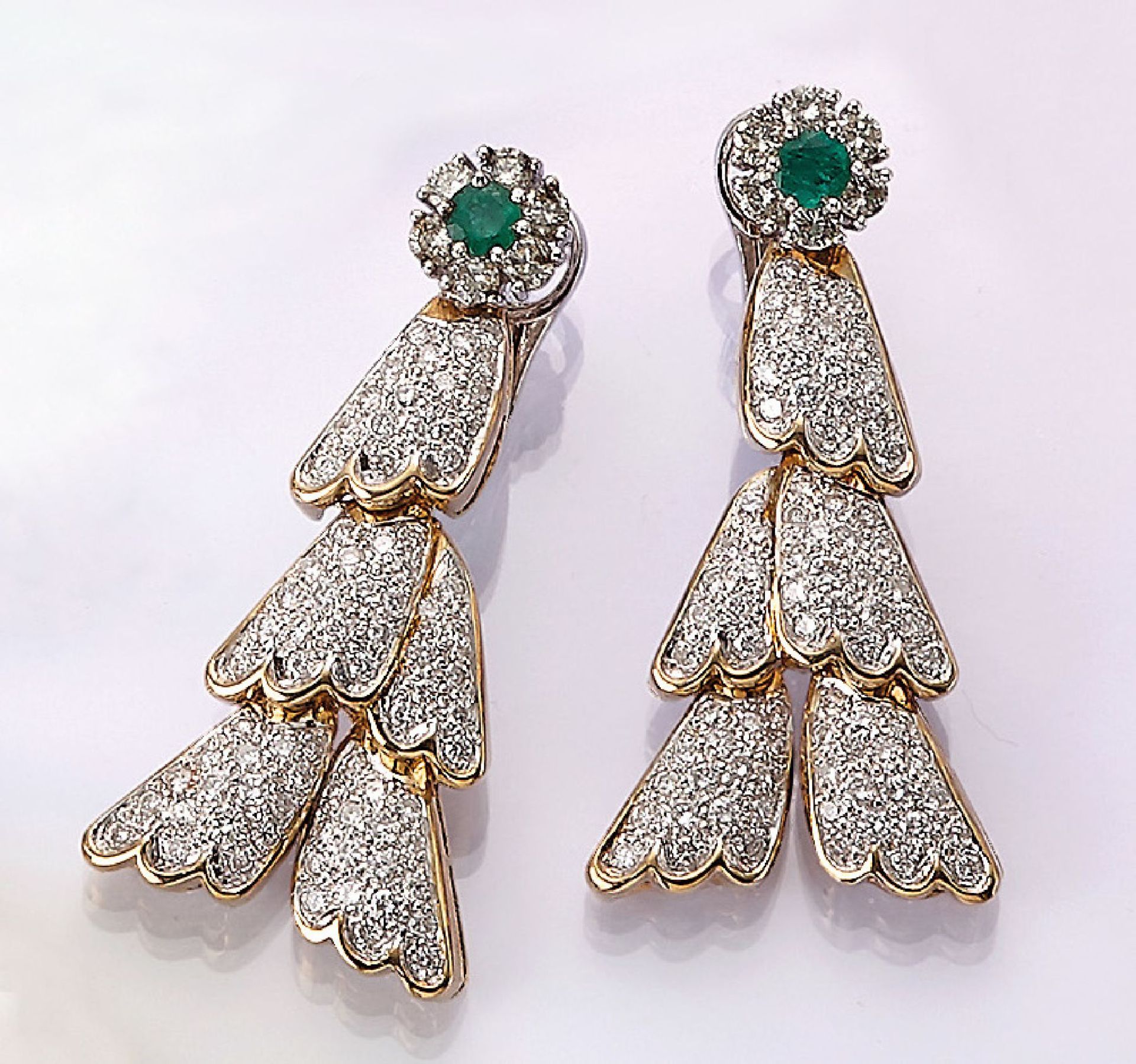 Paar 18 kt Gold Ohrgehänge mit Smaragden und Brillanten, GG/WG 750/000, 2 rundfacett. Smaragde