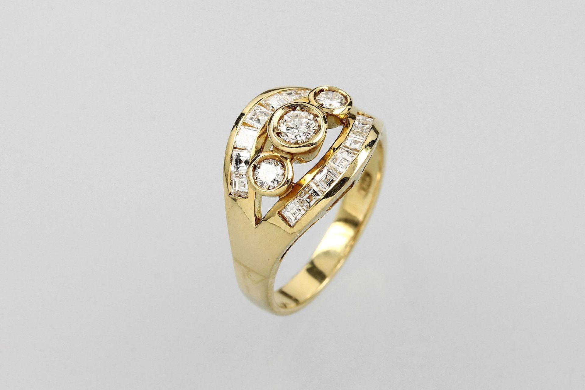 18 kt Gold Ring mit Diamanten, GG 750/000, Brillanten und Diamantcarrees zus. ca. 0.80 ct feines