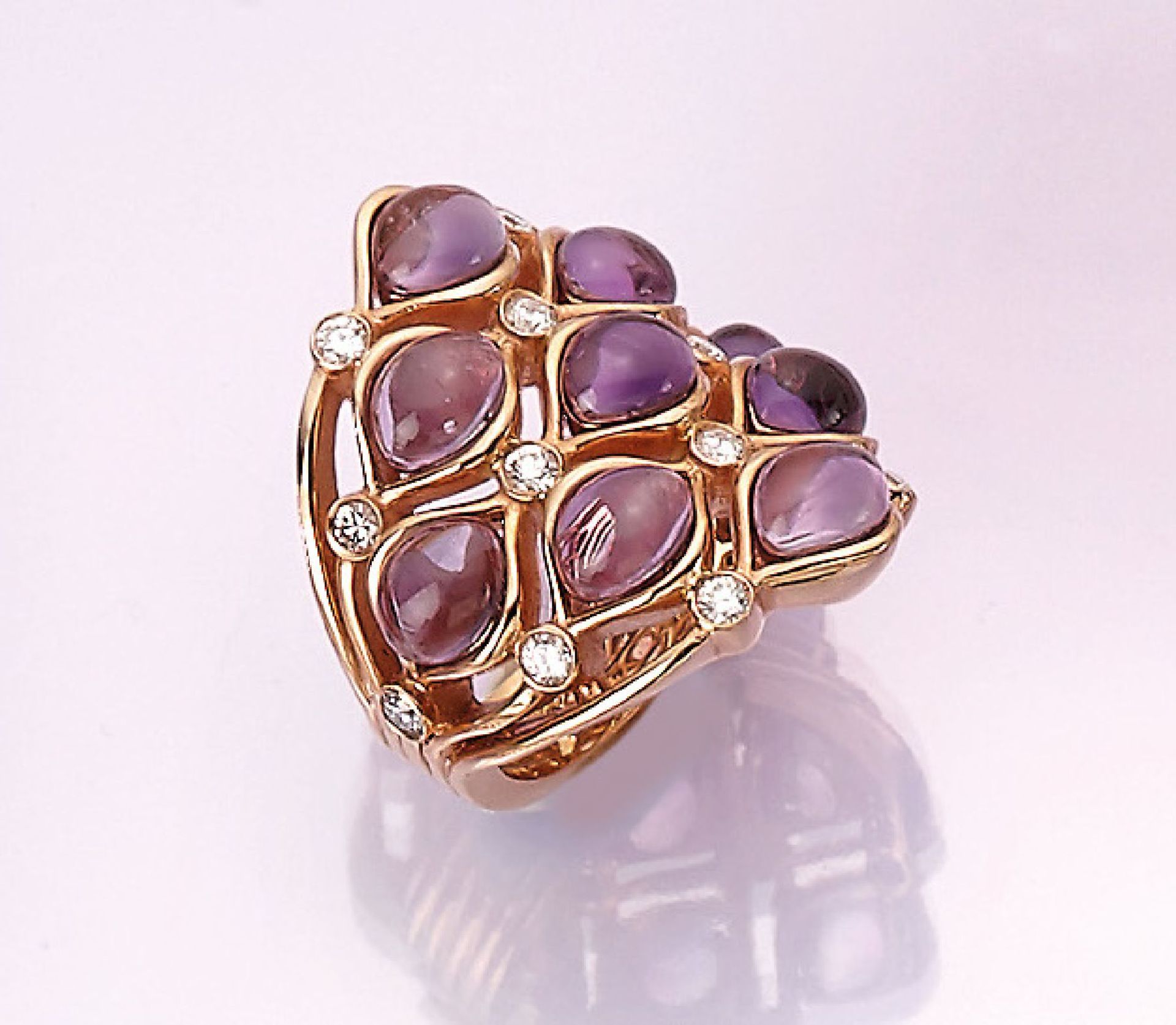 18 kt Gold Ring mit Amethysten und Brillanten, RG 750/000, bes. mit 9 ovalen Amethystca- bochons, 14