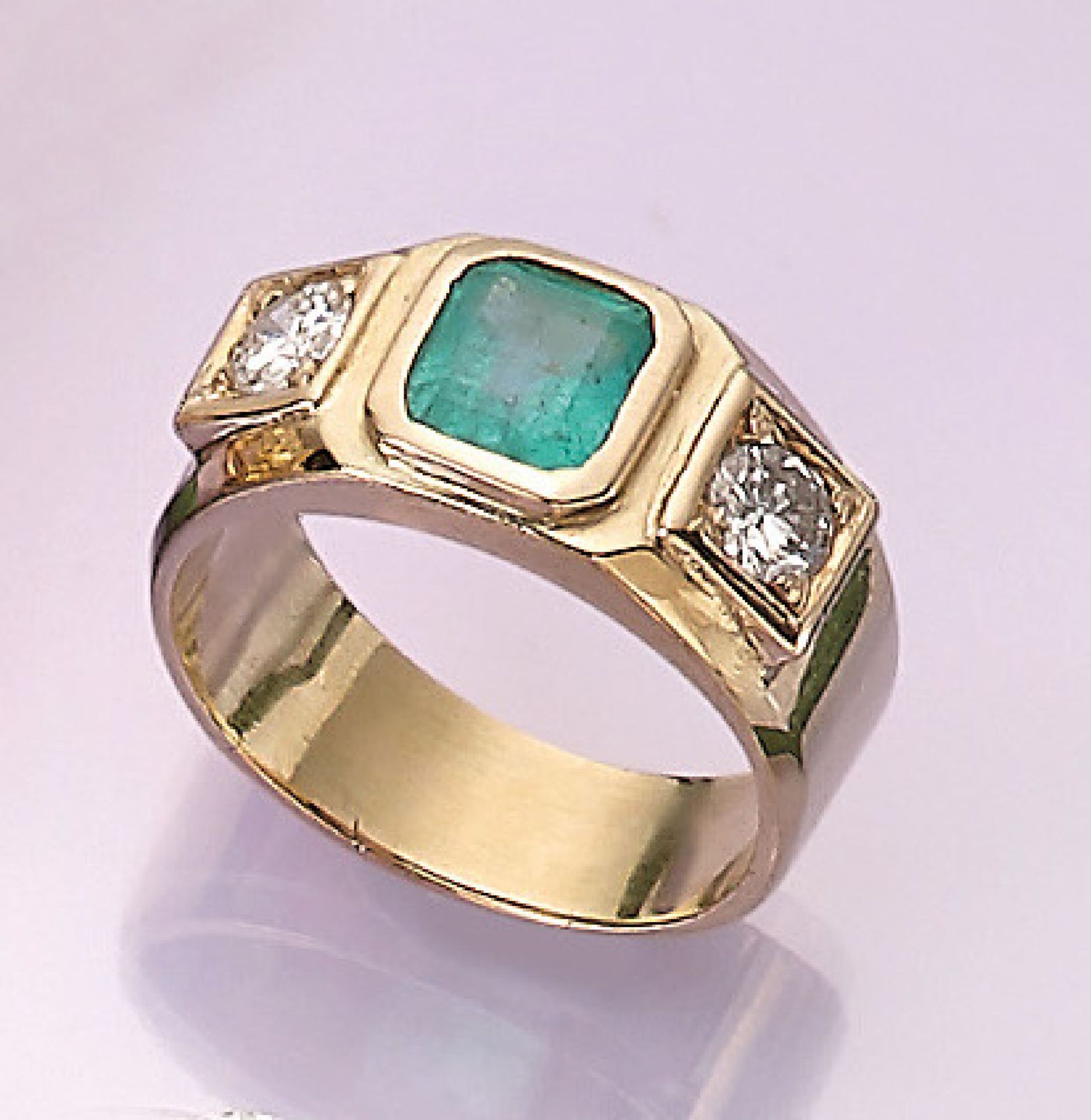 14 kt Gold Ring mit Smaragd und Brillanten ,GG 585/000, facett. Smaragd im Emerald-Cut ca.2.30 ct, 2