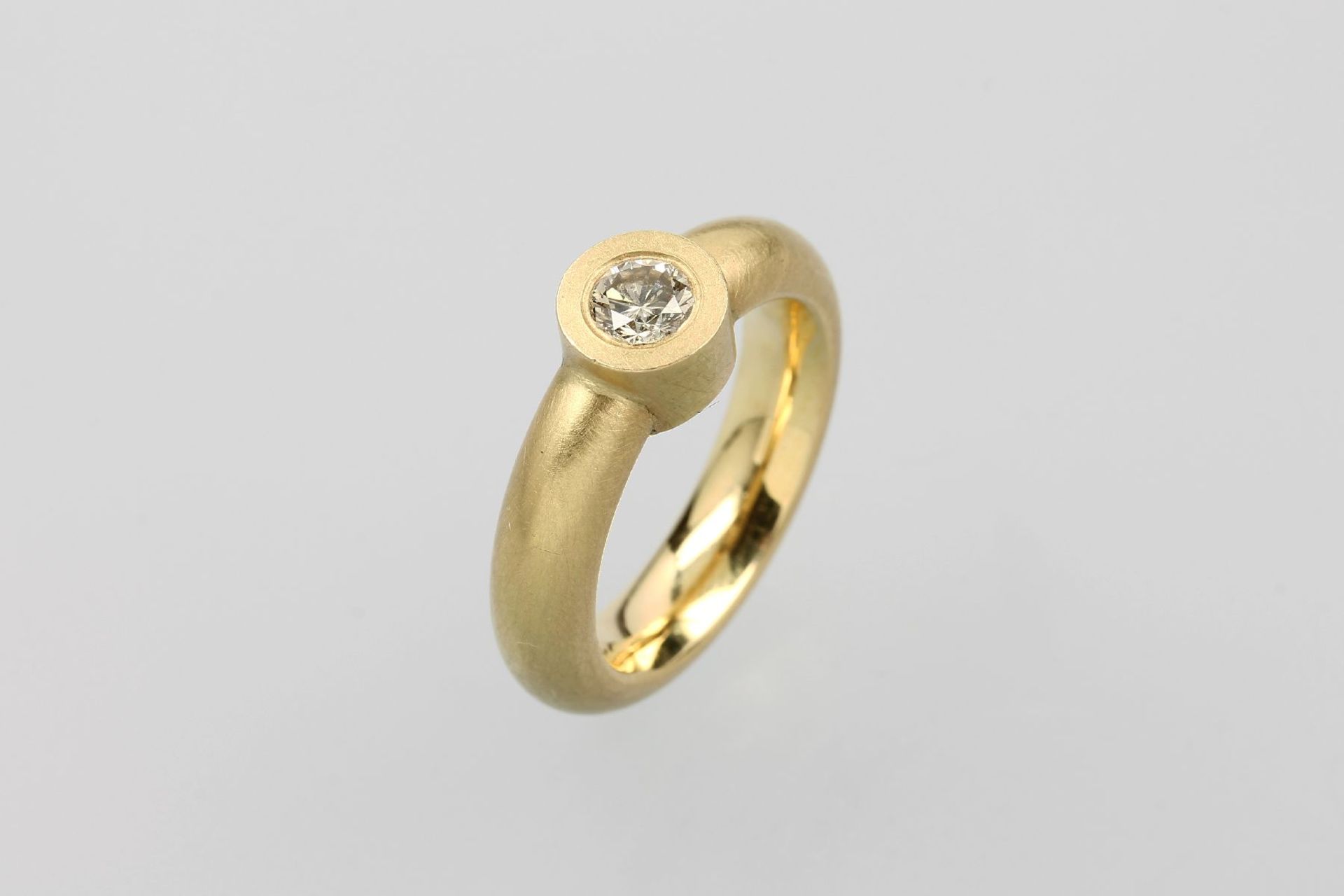 18 kt Gold Ring mit Brillant, GG 750/000, mittig Brillant ca. 0.30 ct get./p, erhaben gefasst,