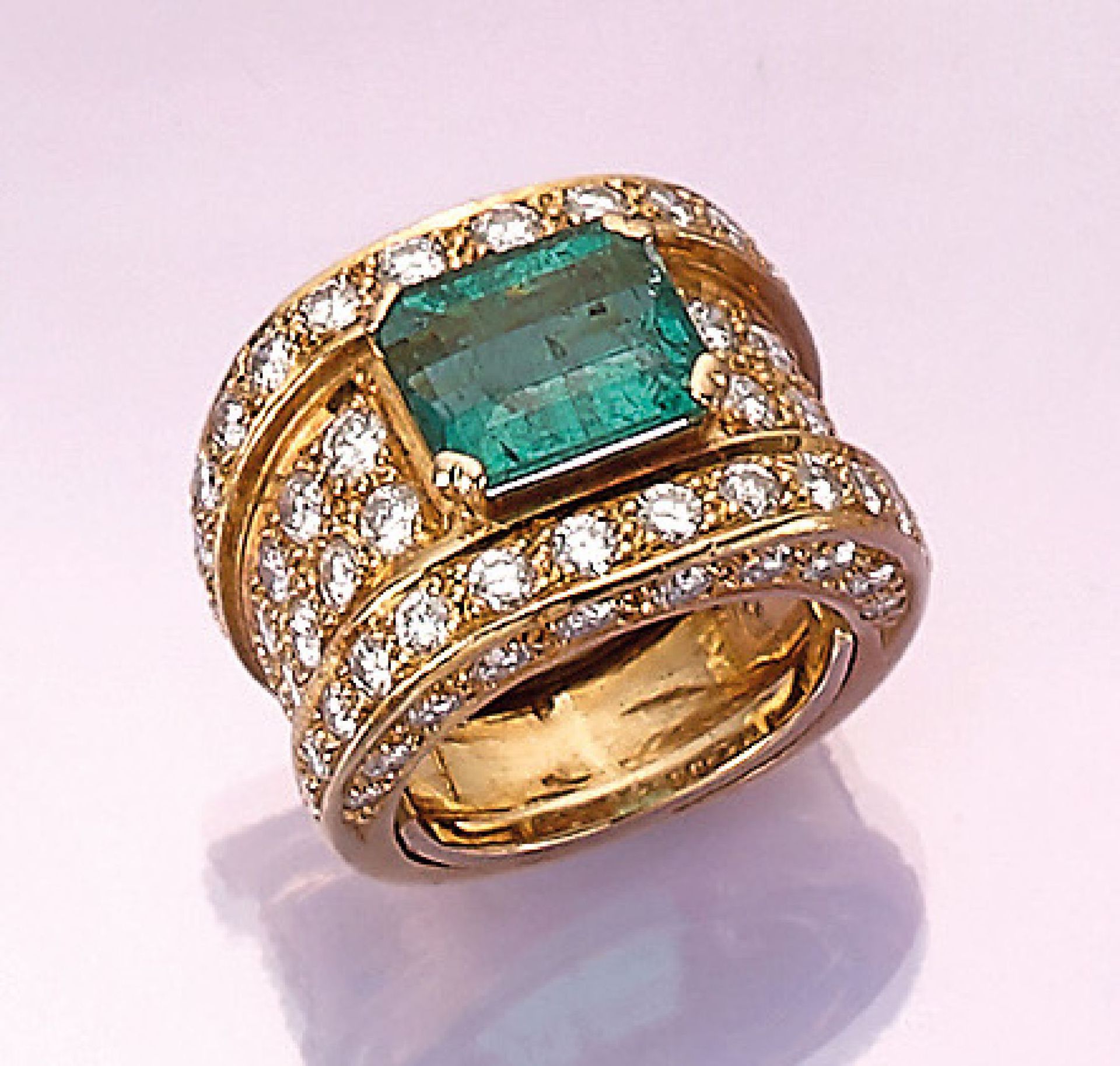 18 kt Gold Ring mit Smaragd und Brillanten, GG 750/000, mittig achteckig facett. Smaragd ca. 3 ct,