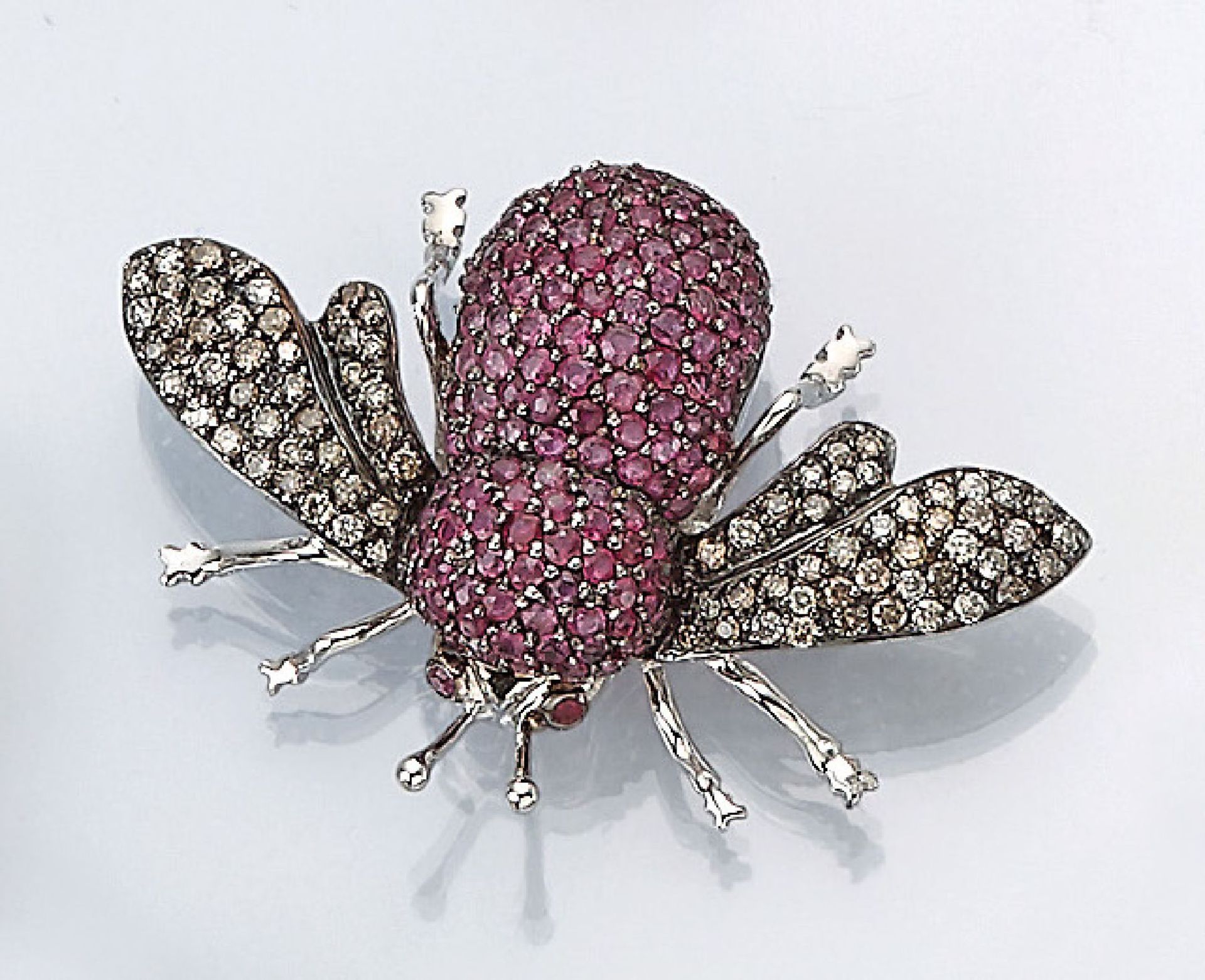 18 kt Gold Brosche "Insekt" mit Rubinen und Diamanten, WG 750/000, z.T. geschwärzt, Flügel besetzt