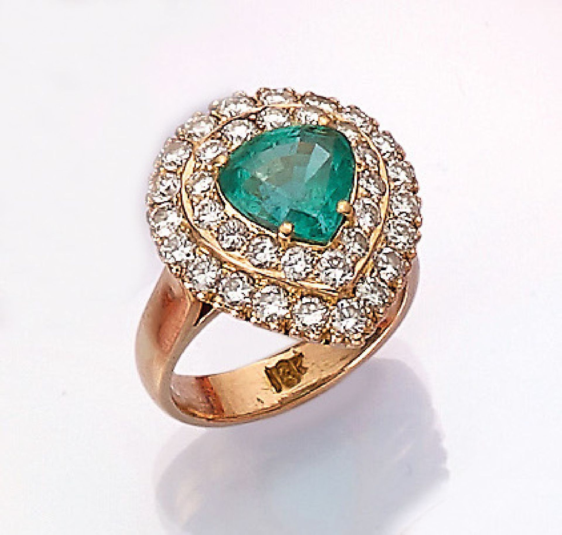 18 kt Gold Ring mit Smaragd und Brillanten, RoseG 750/000, mittig tropfenf. facett. Smaragd ca. 2.