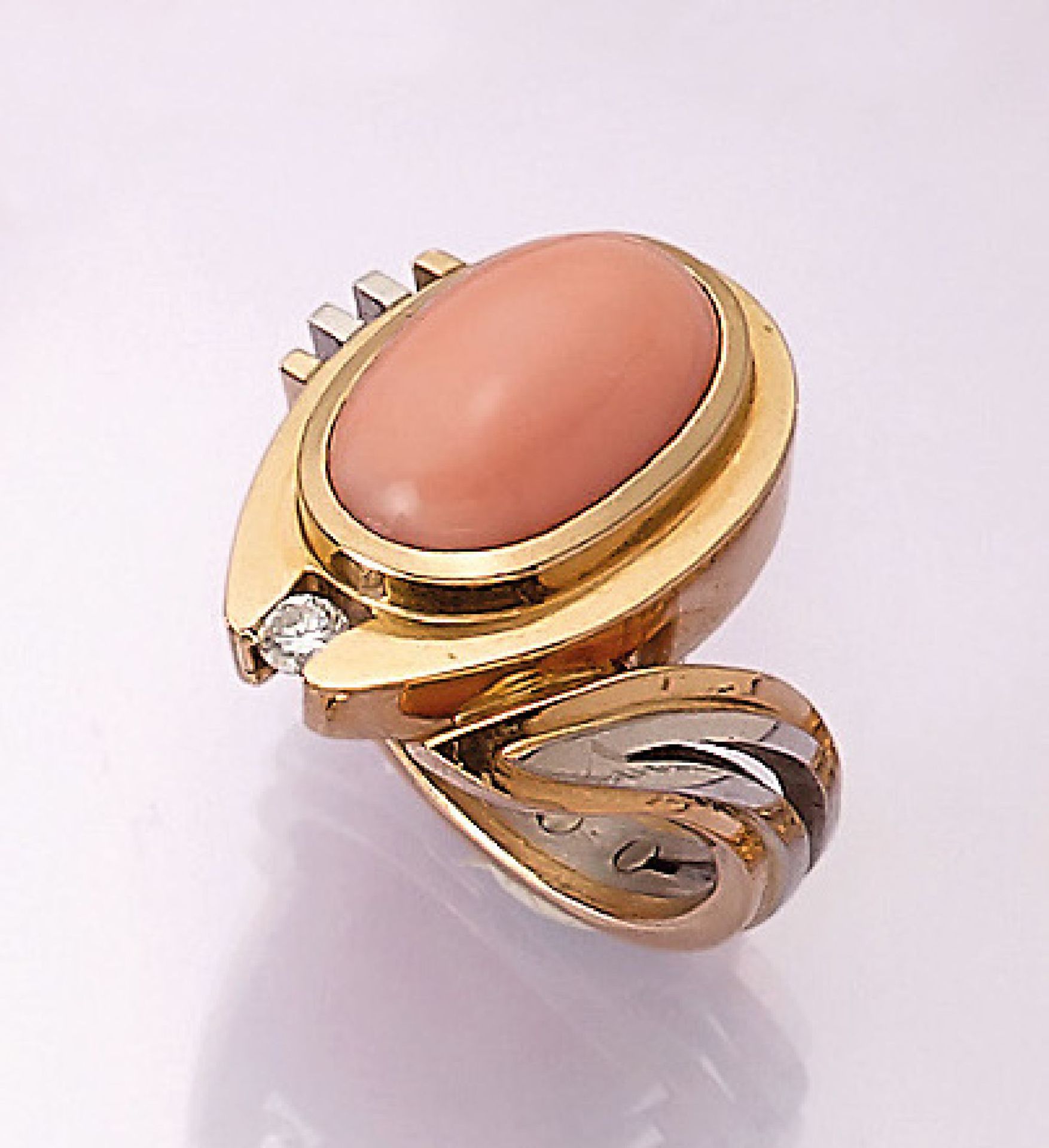 18 kt Gold Ring mit Engelshautkoralle und Brillant, GG/WG 750/000, gepr., ovales