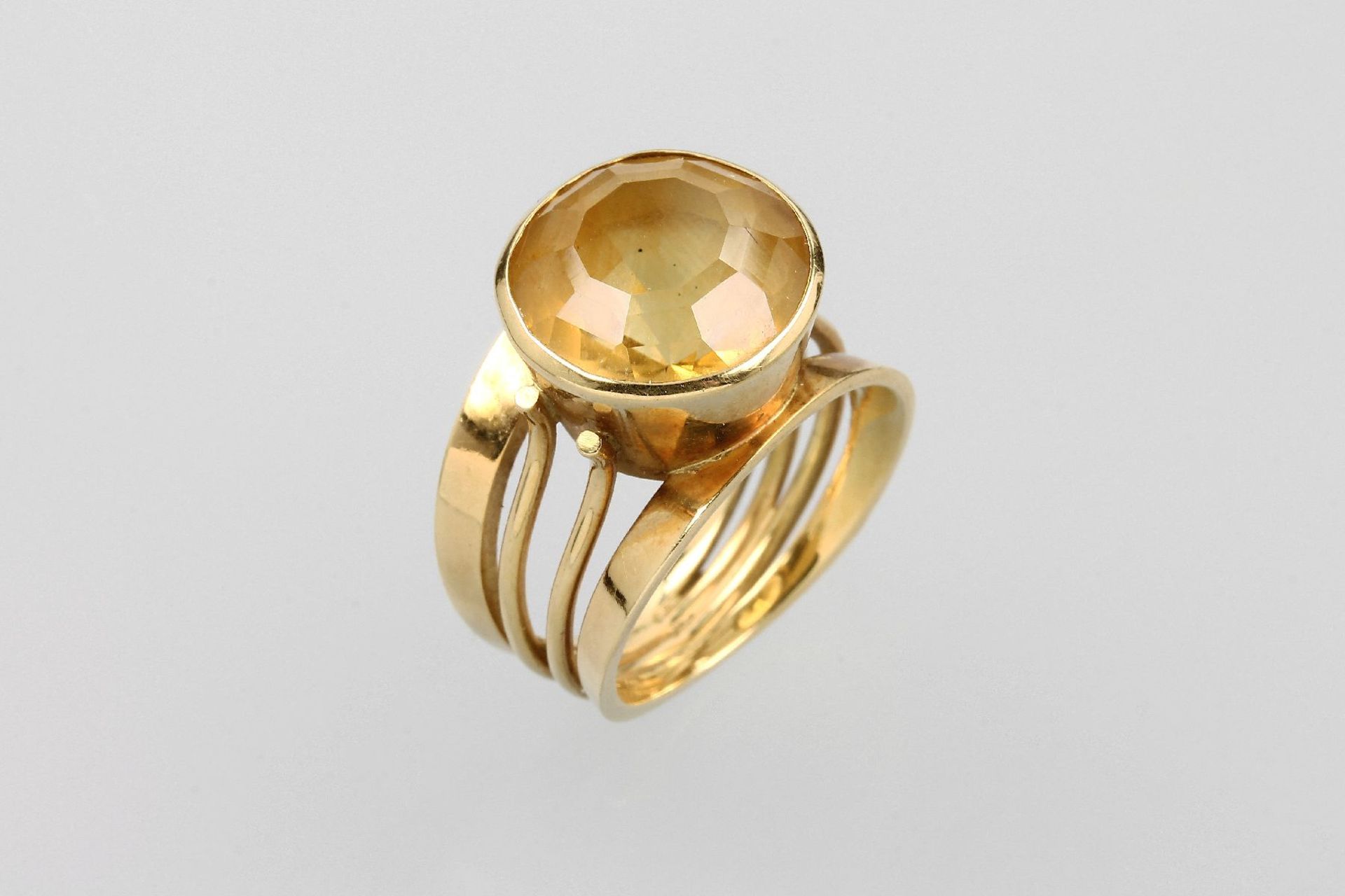 18 kt Gold Ring mit Citrin, GG 750/000, rundfacett. Citrin ca. 8.90 ct, total ca. 8.7 g, RW 51