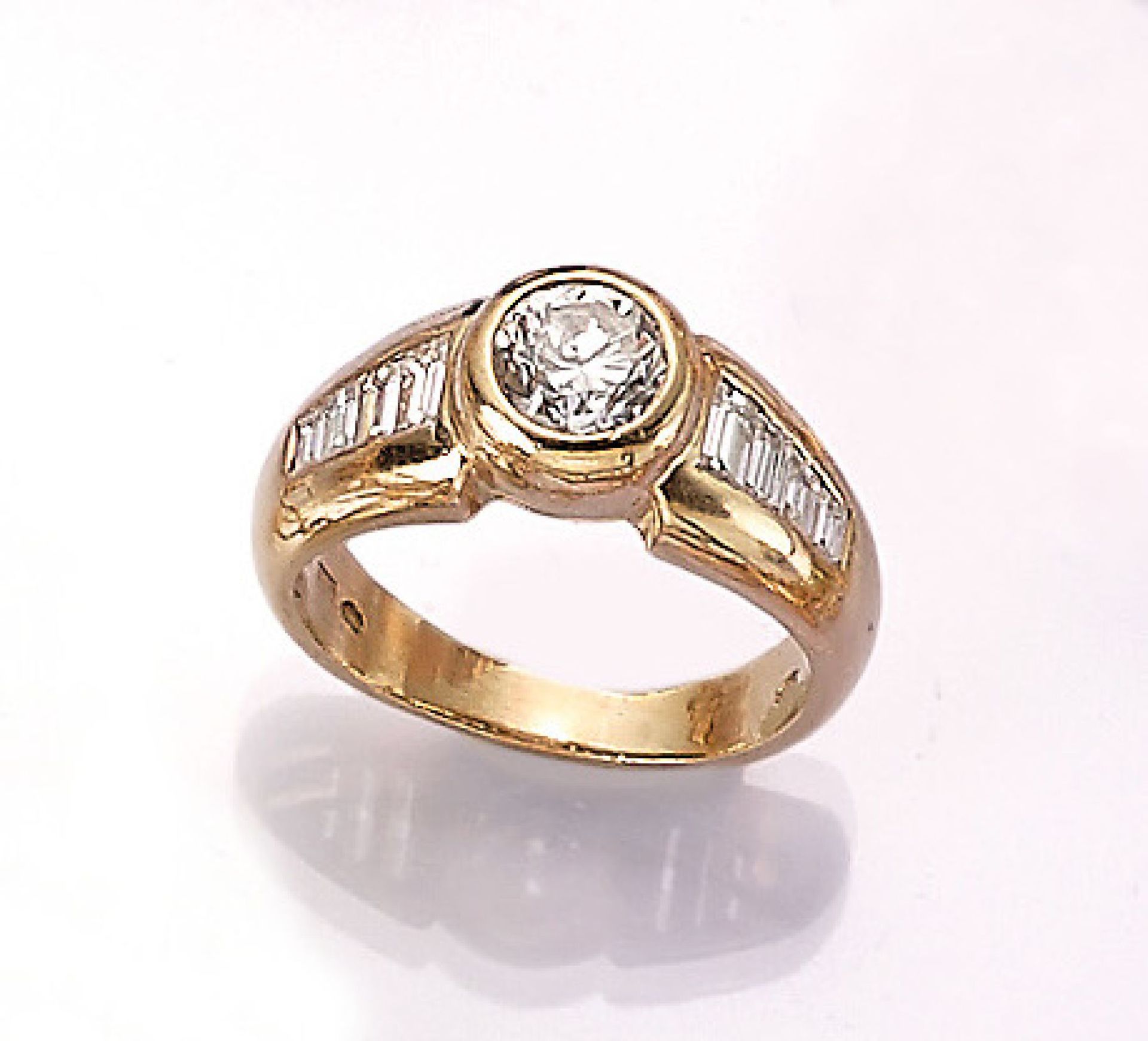 18 kt Gold Ring mit Brillant und Diamantbaguettes, GG 750/000, mittig Brillant ca. 0.75 ct Weiß/