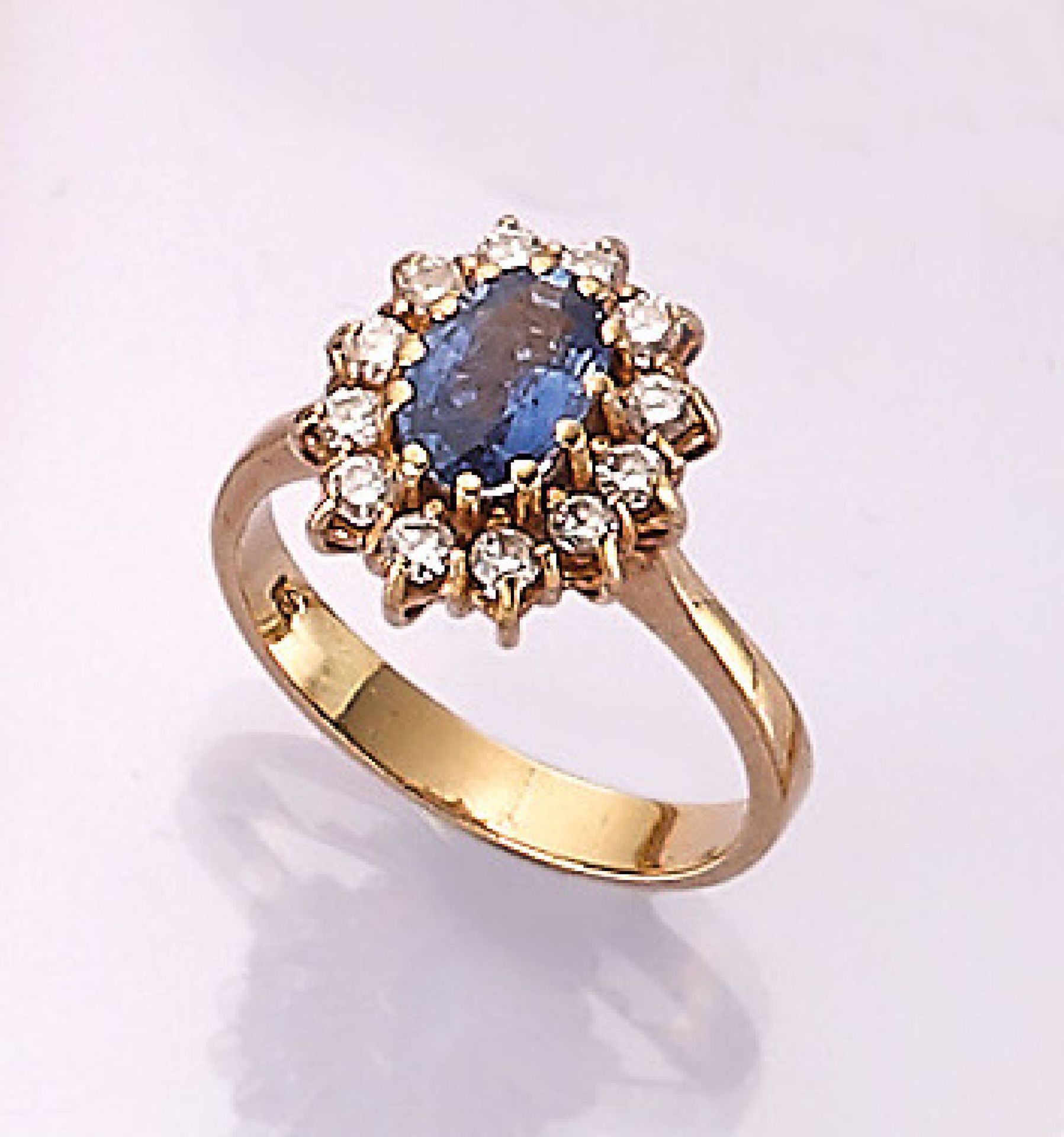 18 kt Gold Ring mit Saphir und Brillanten, GG 750/000, mittig oval facett. Saphir ca. 1 ct,