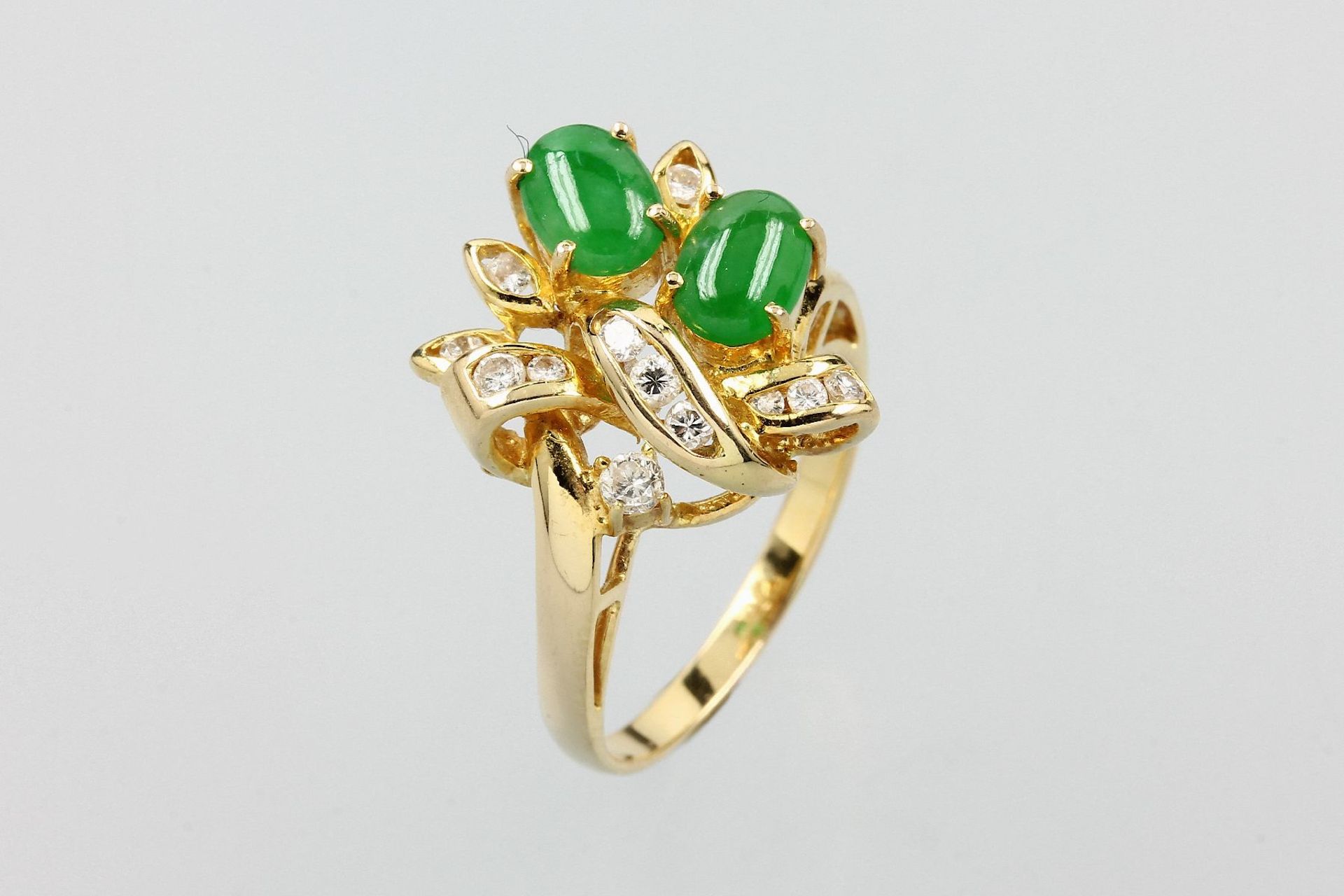 18 kt Gold Ring mit Jade und Brillanten, GG750/000, 2 ovale Jadecabochons zus. ca. 1.20 ct, 13