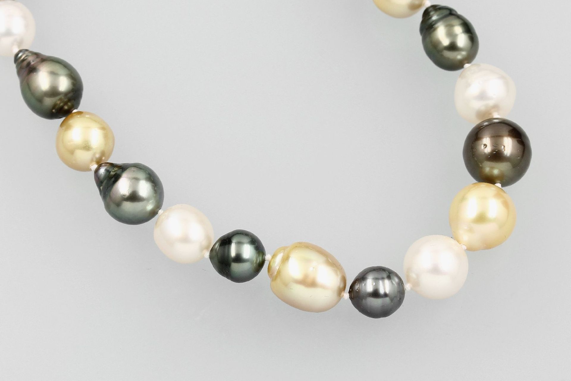 Collier aus Südsee- und Tahitizuchtperlen, Federringschließe GG 585/000, 37 Perlen barock D ca. 8.