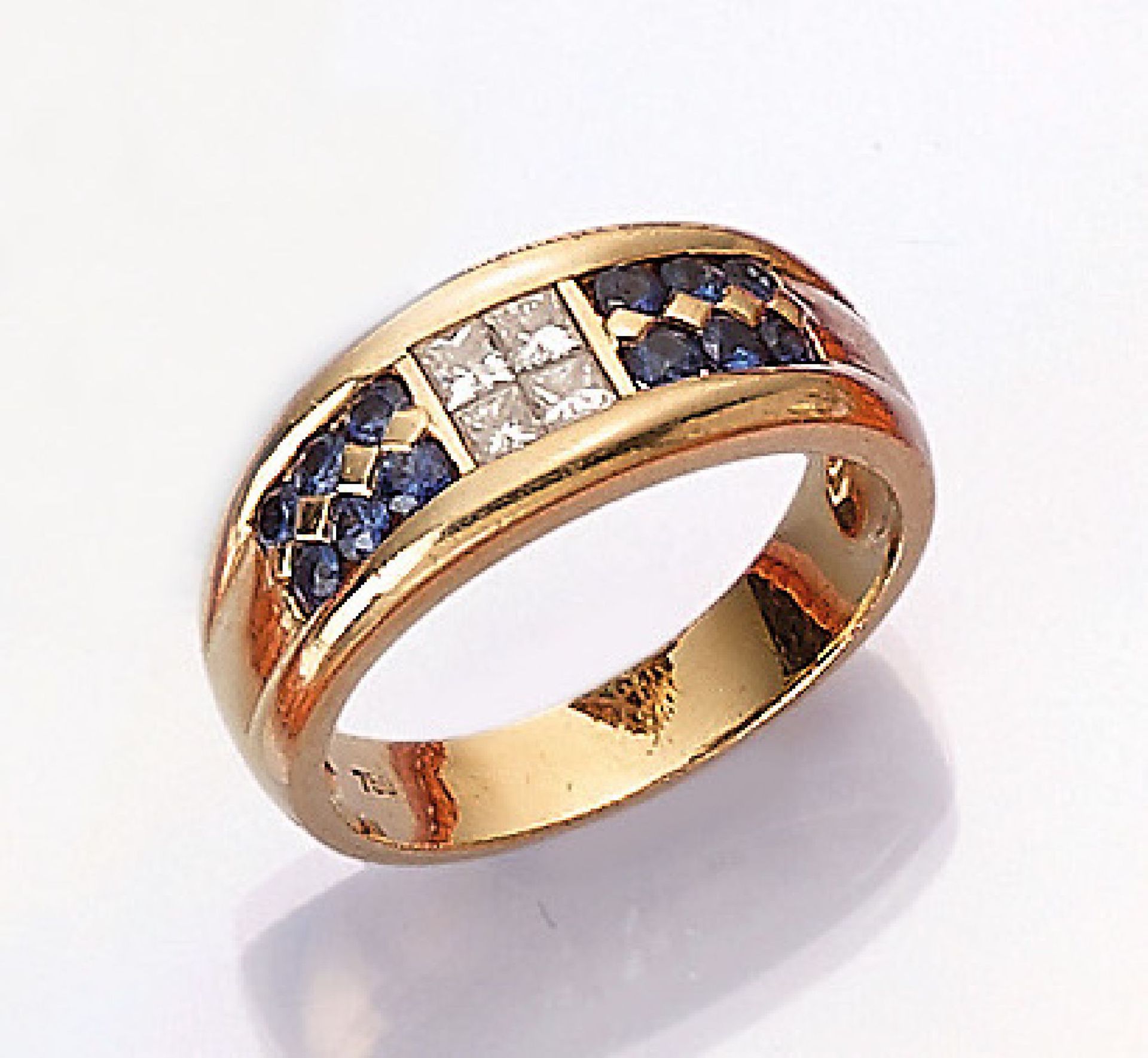 18 kt Gold Ring mit Diamanten und Saphiren, GG 750/000, mittig Diamanten im Princess-Cut zus. ca.