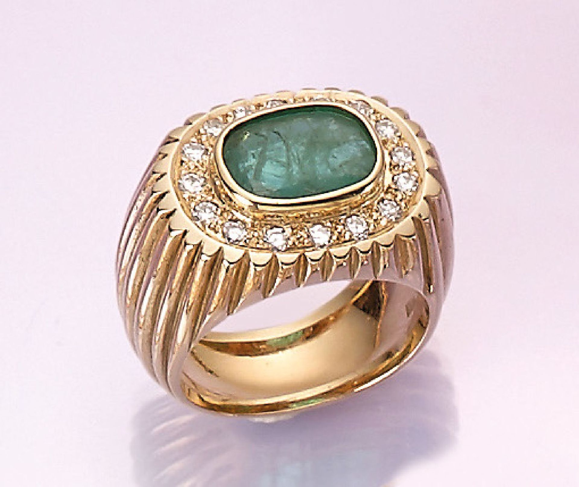 14 kt Gold Ring mit Smaragden und Brillanten, GG 585/000, ovalfacett. Smaragd ca. 4.70 ct, umrahmt