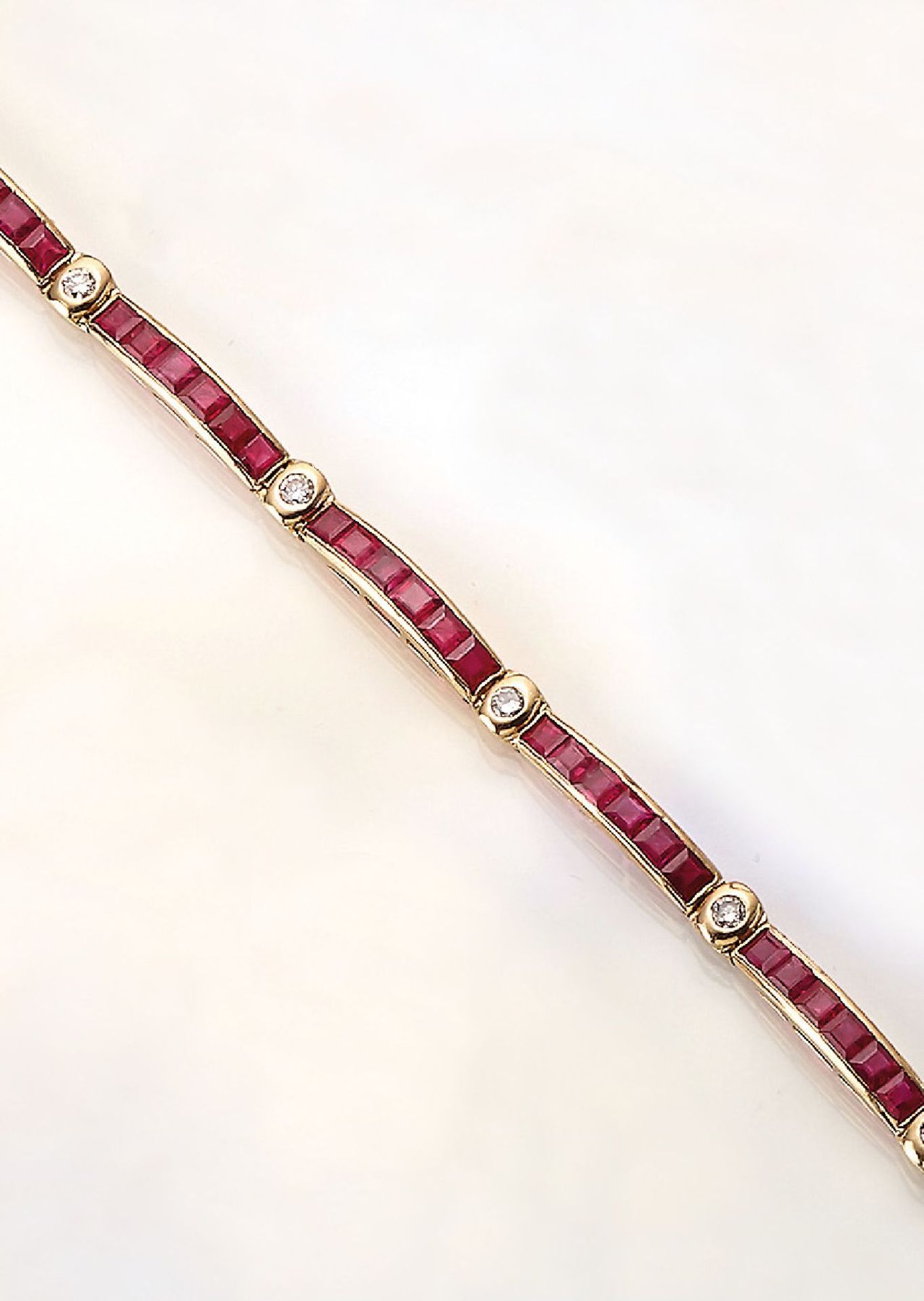 18 kt Gold Armband mit Rubinen und Brillanten, GG 750/000, facett. Rubincarrees zus. ca. 10.00 ct, 8