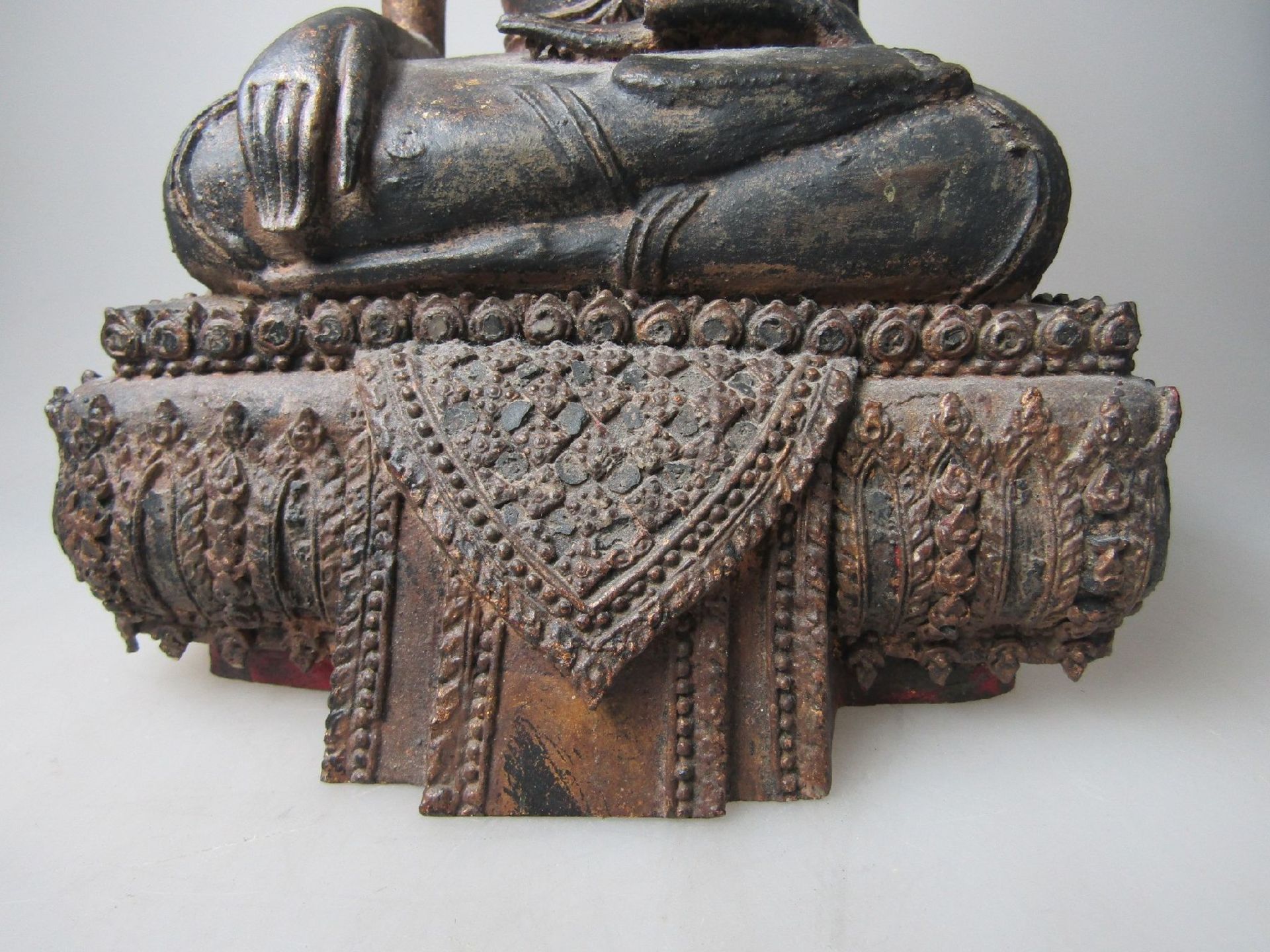 Buddha, Indochina, 19.Jh., Bronze, dunkelbraun patiniert, mineralisch gefüllt, Reste alter - Bild 4 aus 9