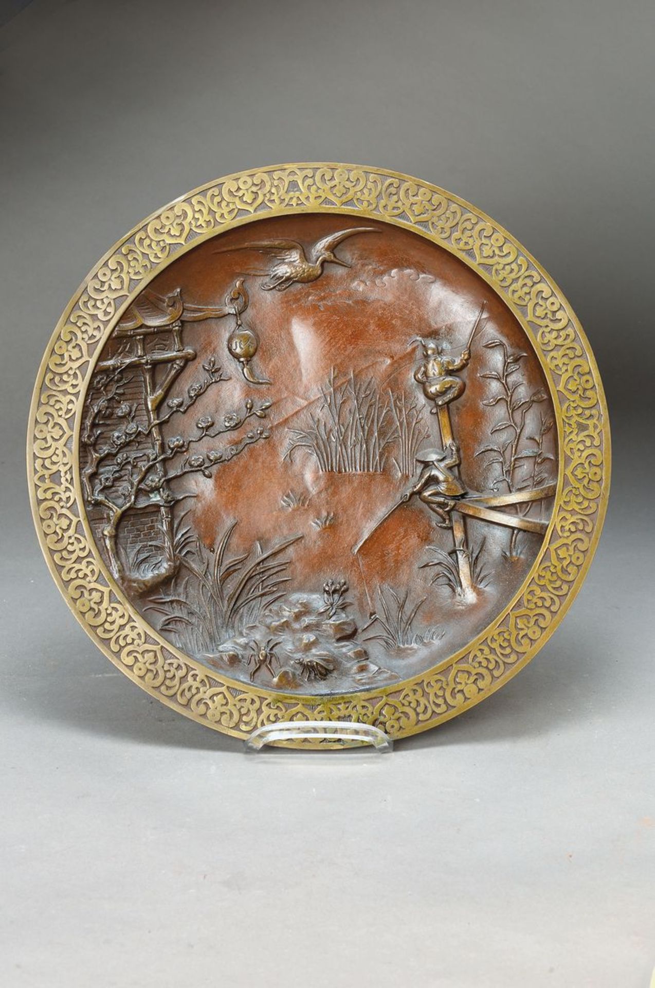 Zierteller, Japan, im 1900-10, Bronze, reich reliefiert mit Anglern, Kirschblüten und Pagode, D. ca.