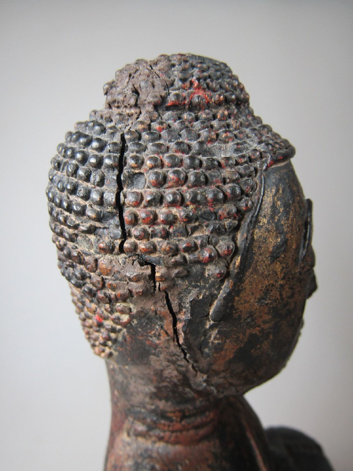 Buddha, Indochina, 19.Jh., Bronze, dunkelbraun patiniert, mineralisch gefüllt, Reste alter - Bild 7 aus 9