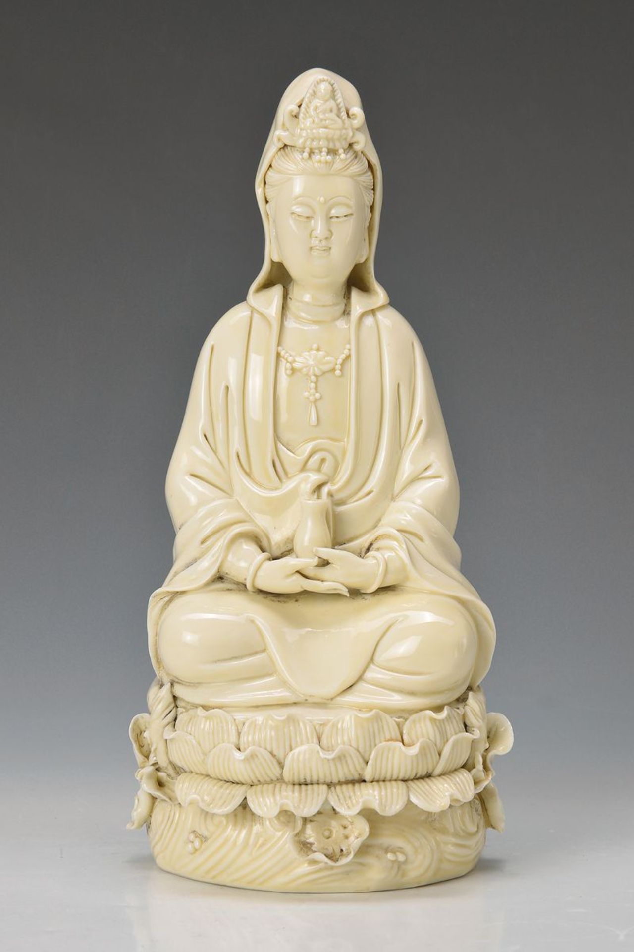 Guan Yin, Bodhisattva in typischer Sitzhaltung, China, 20.Jh., Mudra der Meditation, mit
