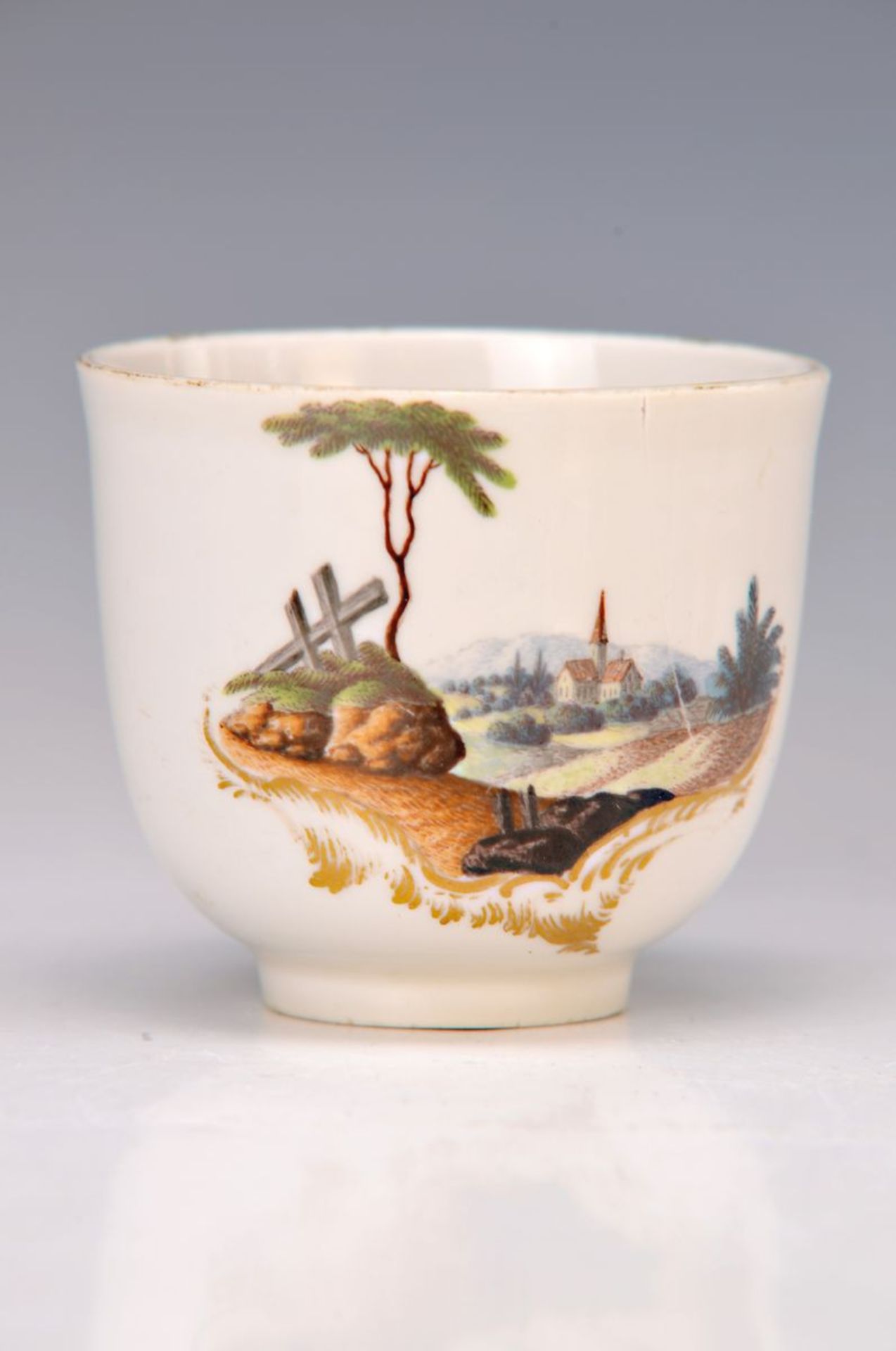 Tasse, Ansbach, um 1770, Porzellan, dörfliche Landschaft mit Äckern, im Vordergrund doppeltes