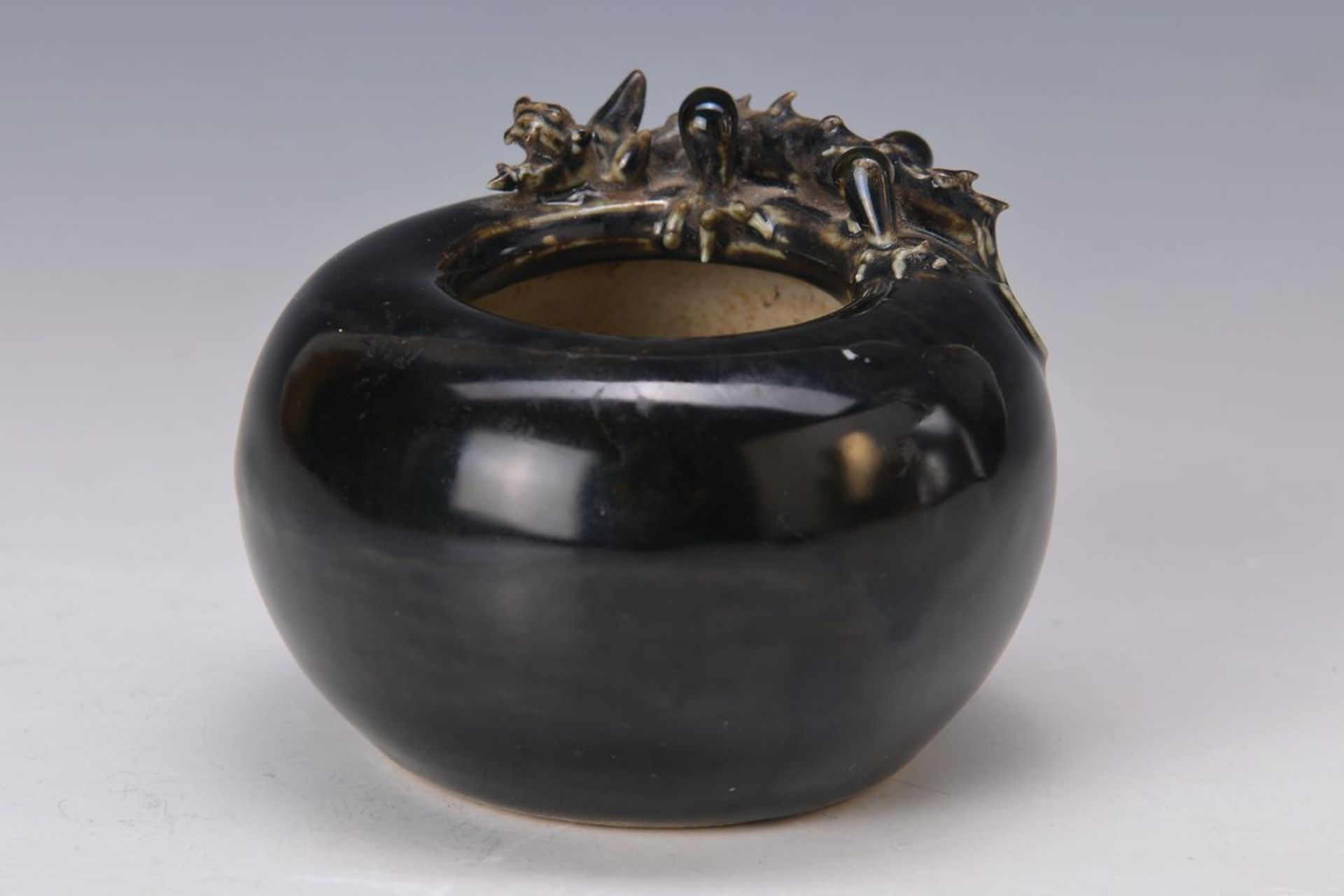 Ziergefäß, China, um 1800-50, Porzellan, heller Scherben, schwarze, an den Rändern minimal
