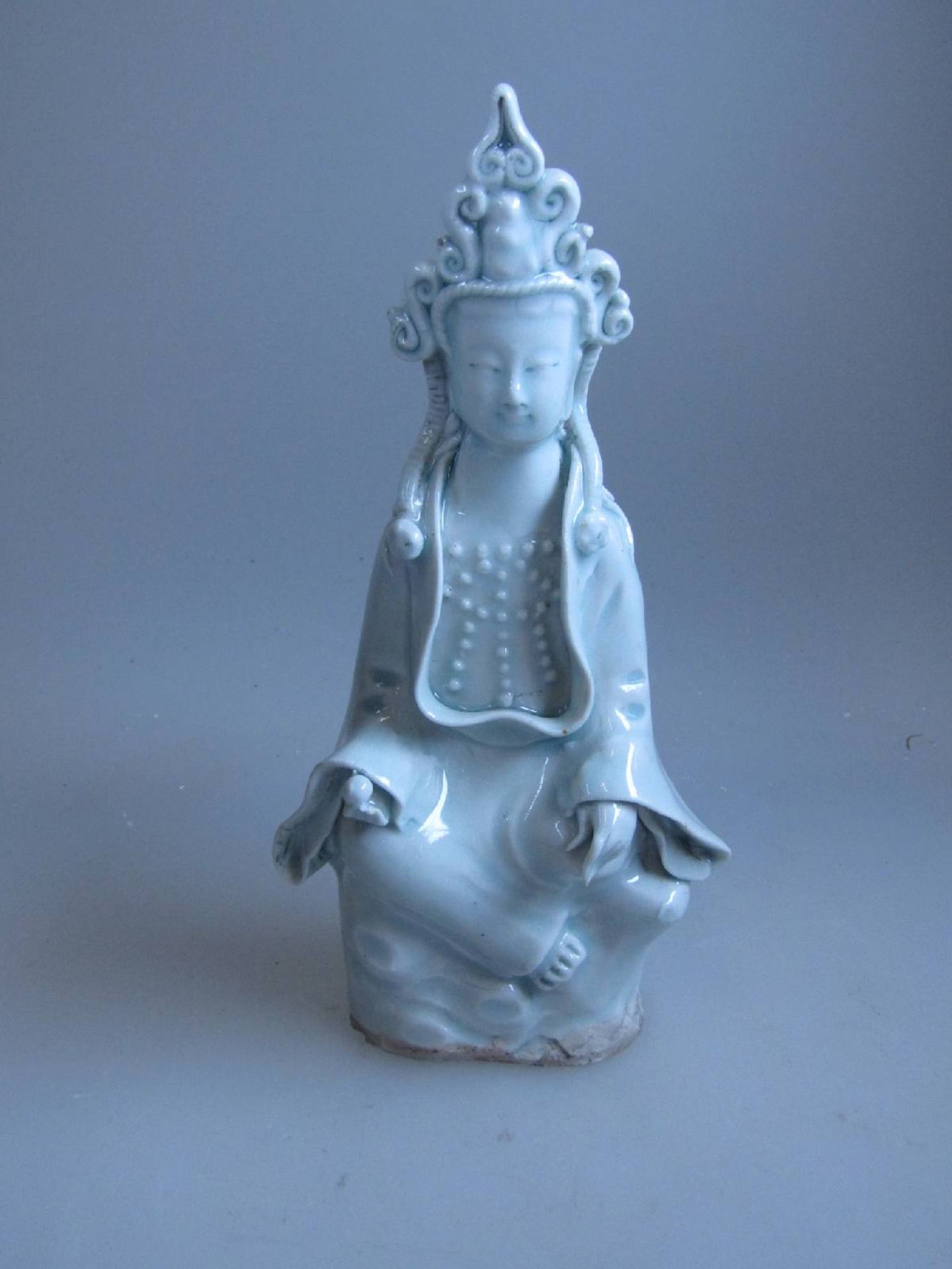 Guanyin, China, um 1900, Glücksgöttin nach Vorbild des 13. Jh., in kaiserlich-göttlicher Kleidung, - Bild 2 aus 9