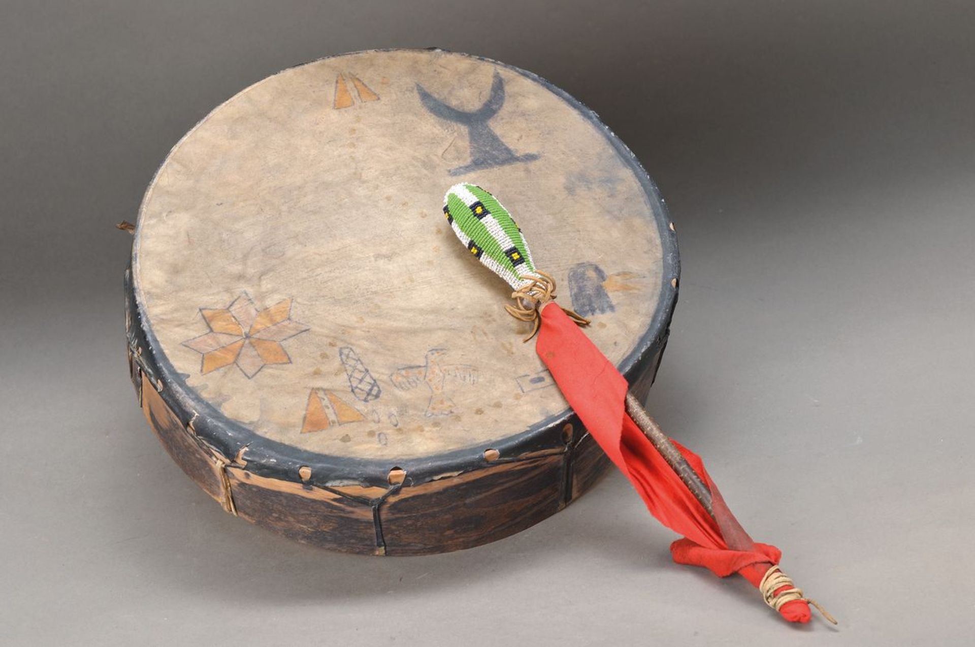 Trommel der Arapaho, Nordwest USA, ca. 60 Jahre alt, Holz mit bemalter Lederbespannung, H. ca.