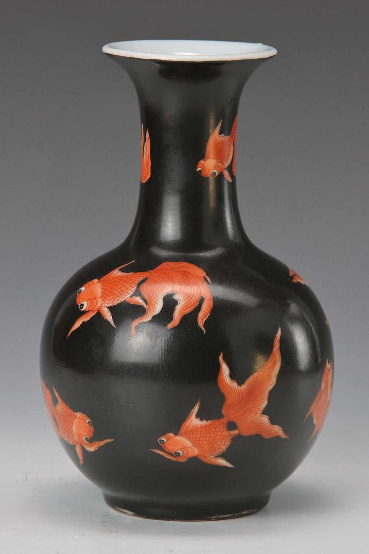 Vase, China, nach Vorbild von Jiaqing, leicht gräulich-bläuliches Porzellan, schwarzgrundig mit
