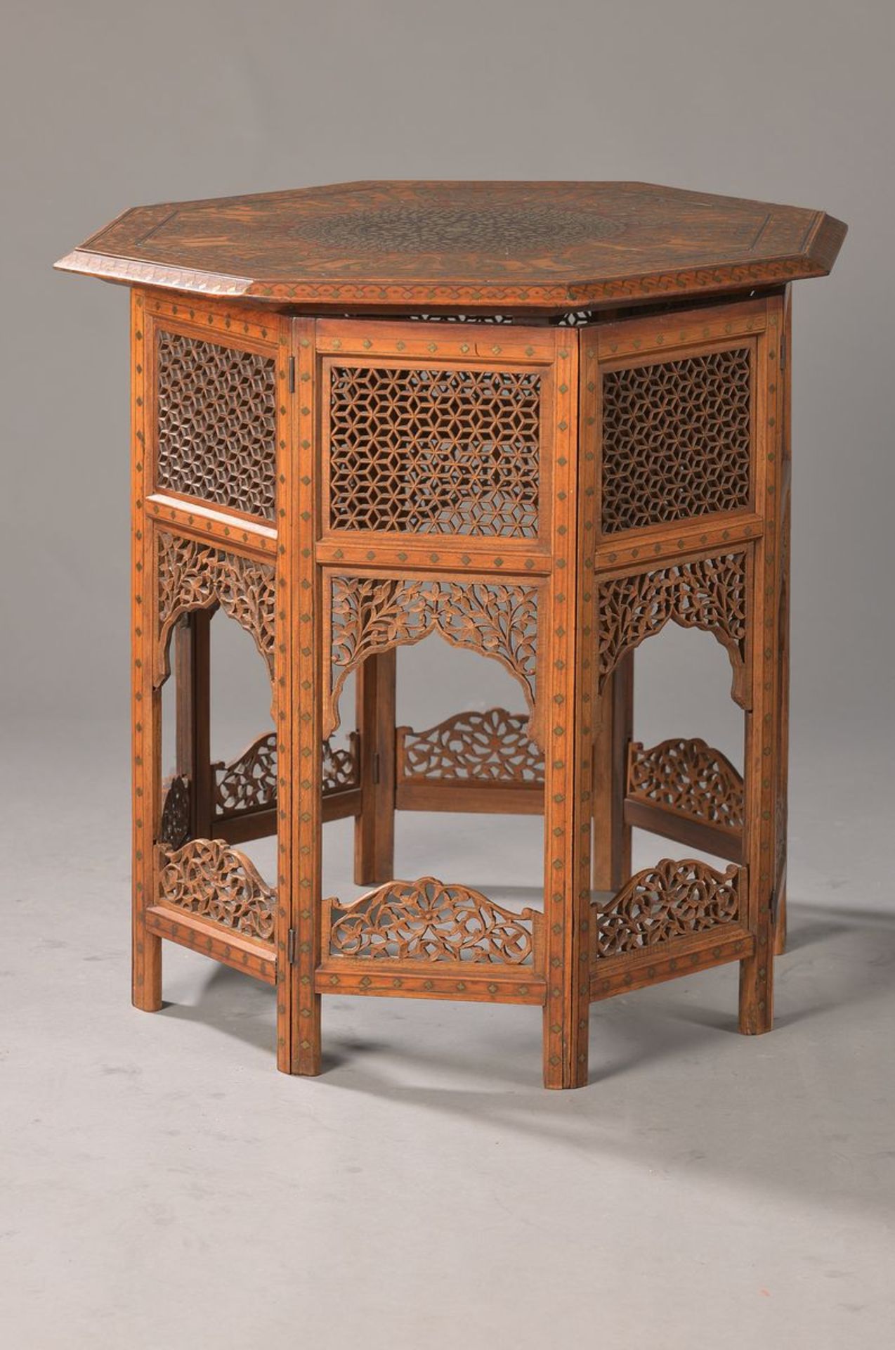 Kleiner Tisch, Orient, um 1900, Palisander mit Kupfer und Messingeinlagen, reiche floraleund geom.