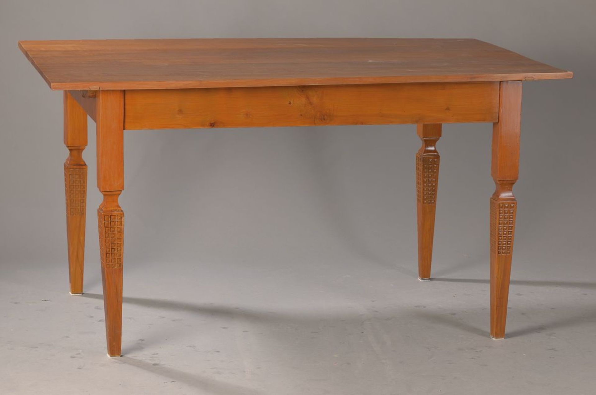 Tisch, süddeutsch, um 1780, klassizistisch, Kirschbaum massiv, beschnitzte Beine, restauriert und