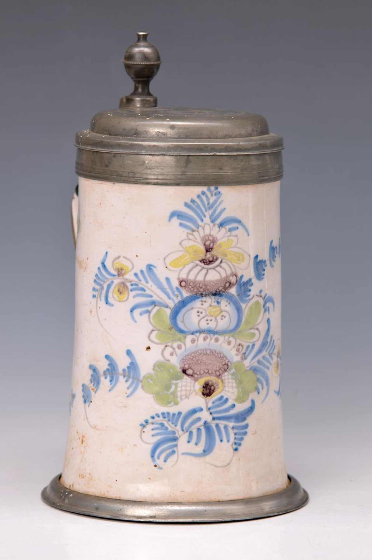 Walzenkrug, süddeutsch, um 1780-1820, Fayence, bunt floral bemalt, Deckel und Standring Zinn,