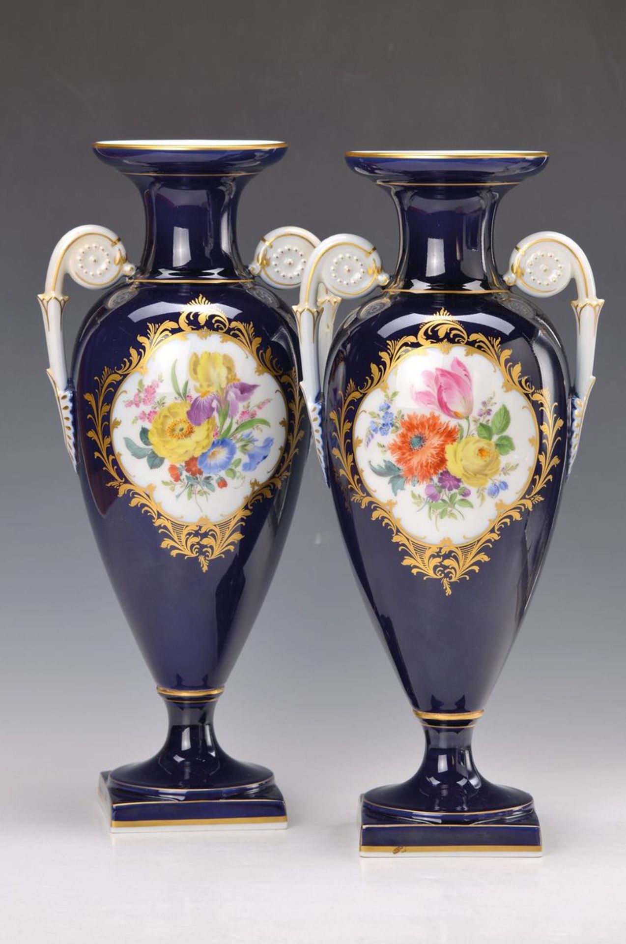 Paar Doppelhenkelvase, Meissen, 60er Jahre, Porzellan, kobaltblauer Grund, Blumenmalerei,