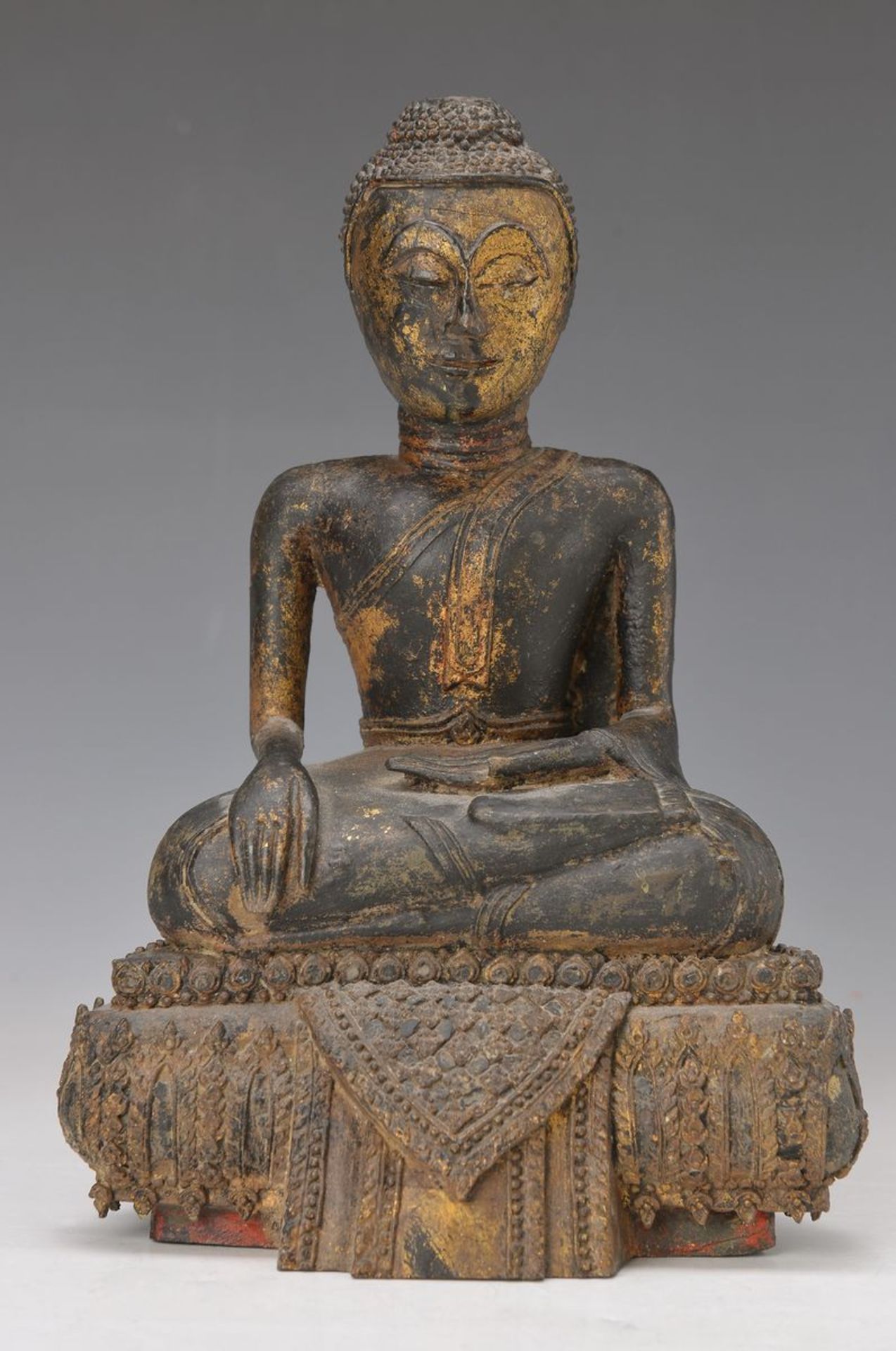 Buddha, Indochina, 19.Jh., Bronze, dunkelbraun patiniert, mineralisch gefüllt, Reste alter