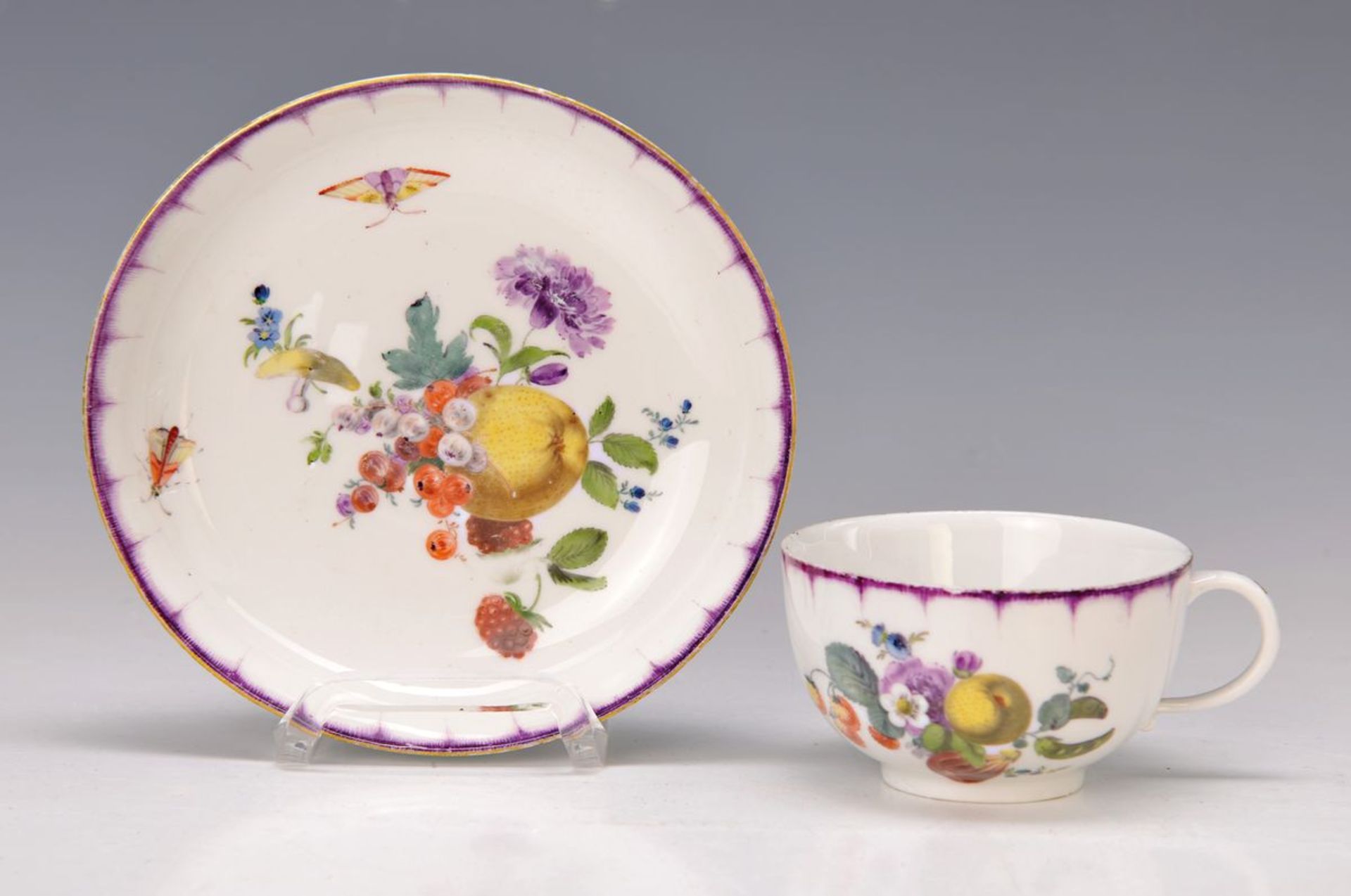 Tasse mit Untertasse, Meissen, um 1740-45, Porzellan, Untertasse verzogen, erstklassige Malerei