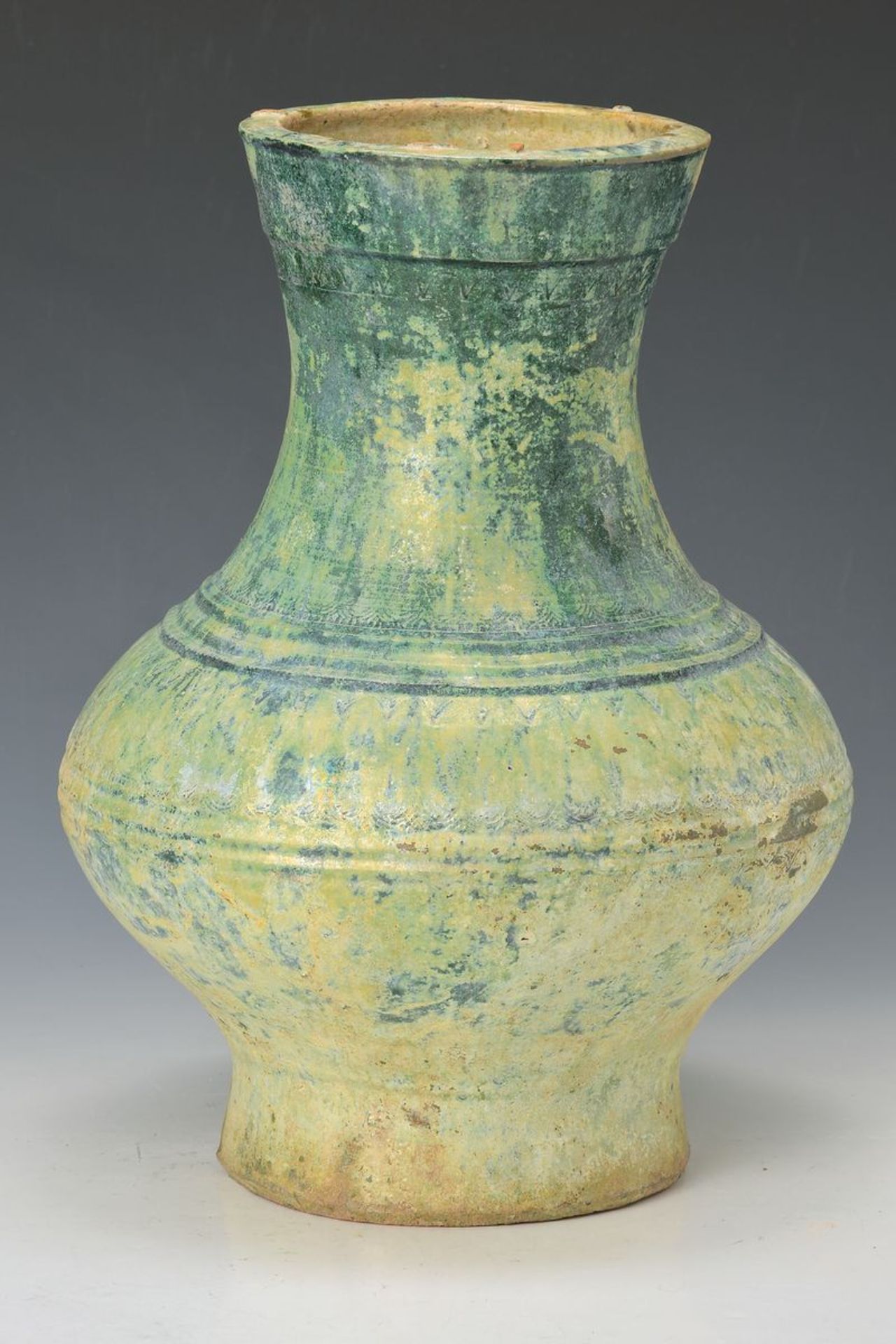 Keramikgefäß, China, 12./13. Jh., elegante bauchige Form, im Dreiertakt gerillt, grüne irisierende
