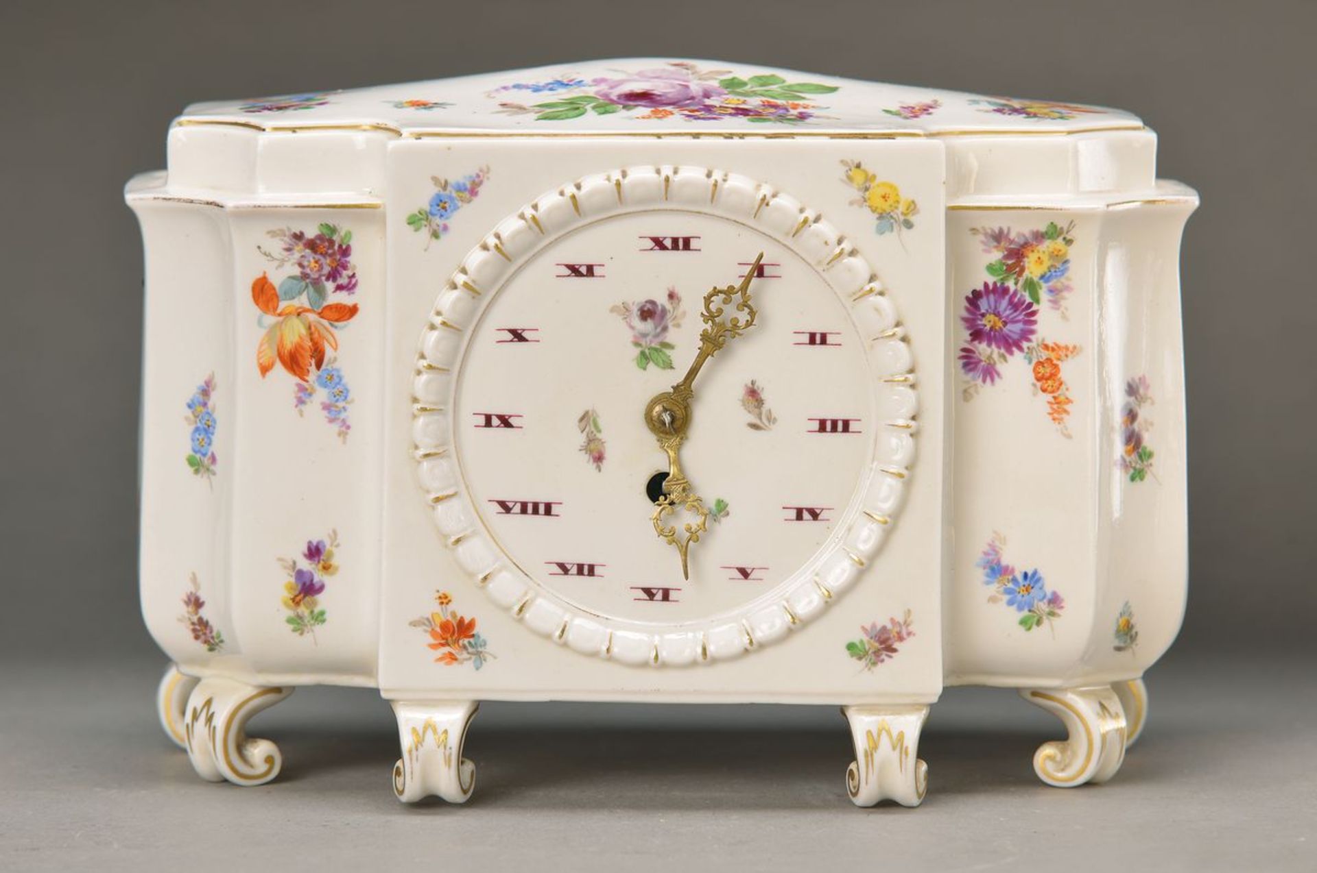 Porzellan-Tischuhr, Kunstgew. Uhren- Werkstätten Weimar, 20er Jahre, handgemalterBlumendekor,