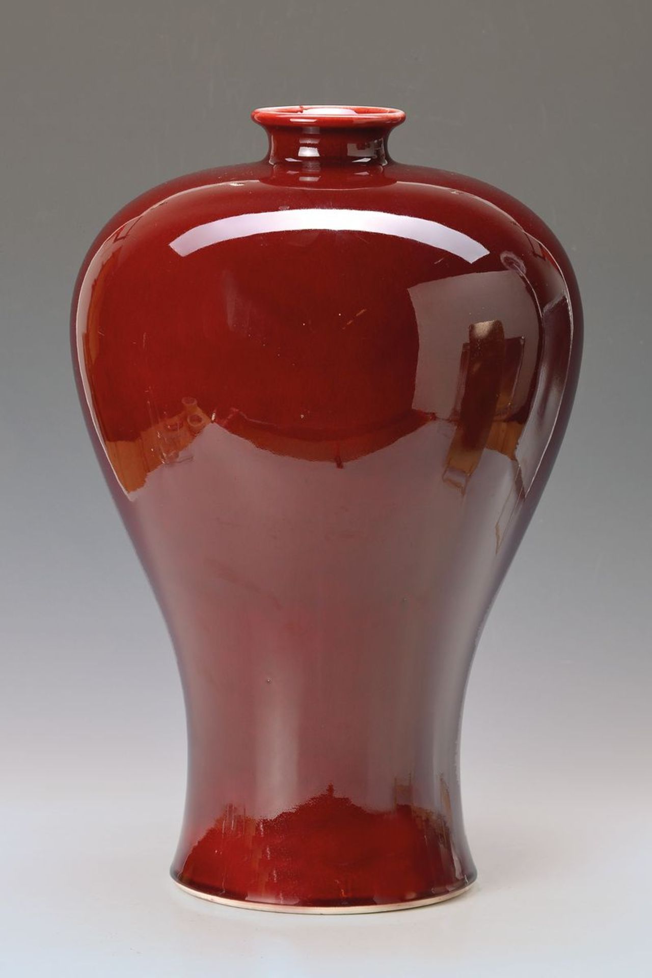 Große Vase, China, um 1860, sog. Ochsenblutglasur, heller Scherben, Glasur leicht grau-bläulich,