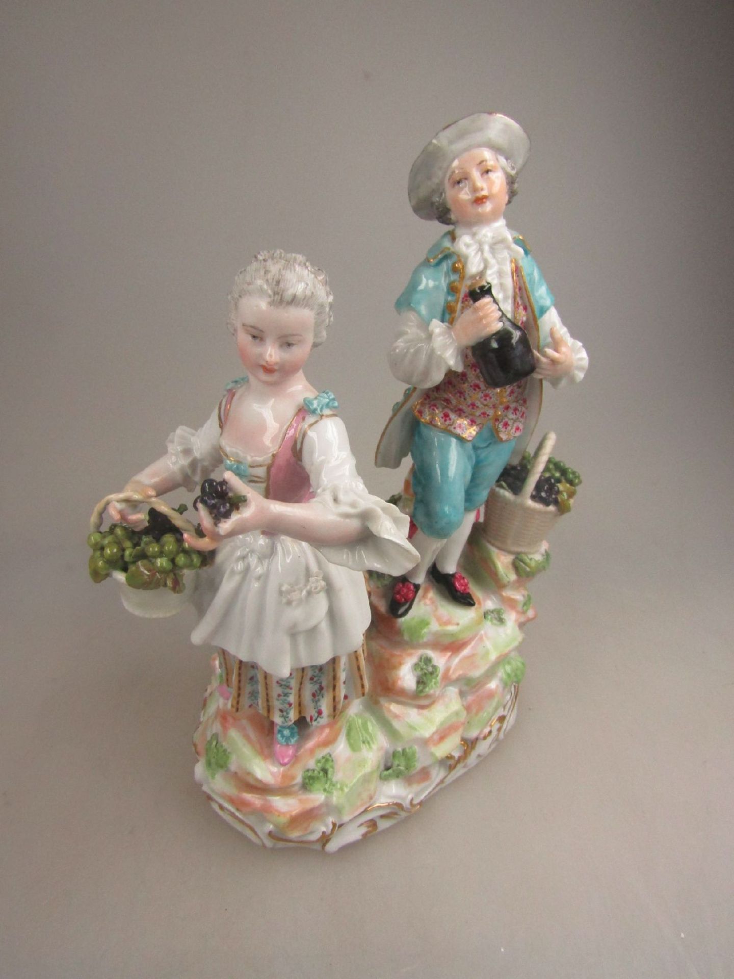 Porzellangruppe, Meissen, Punktzeit, 1763-74, Winzerpaar mit Wein und Trauben, feine polychrome - Bild 2 aus 7