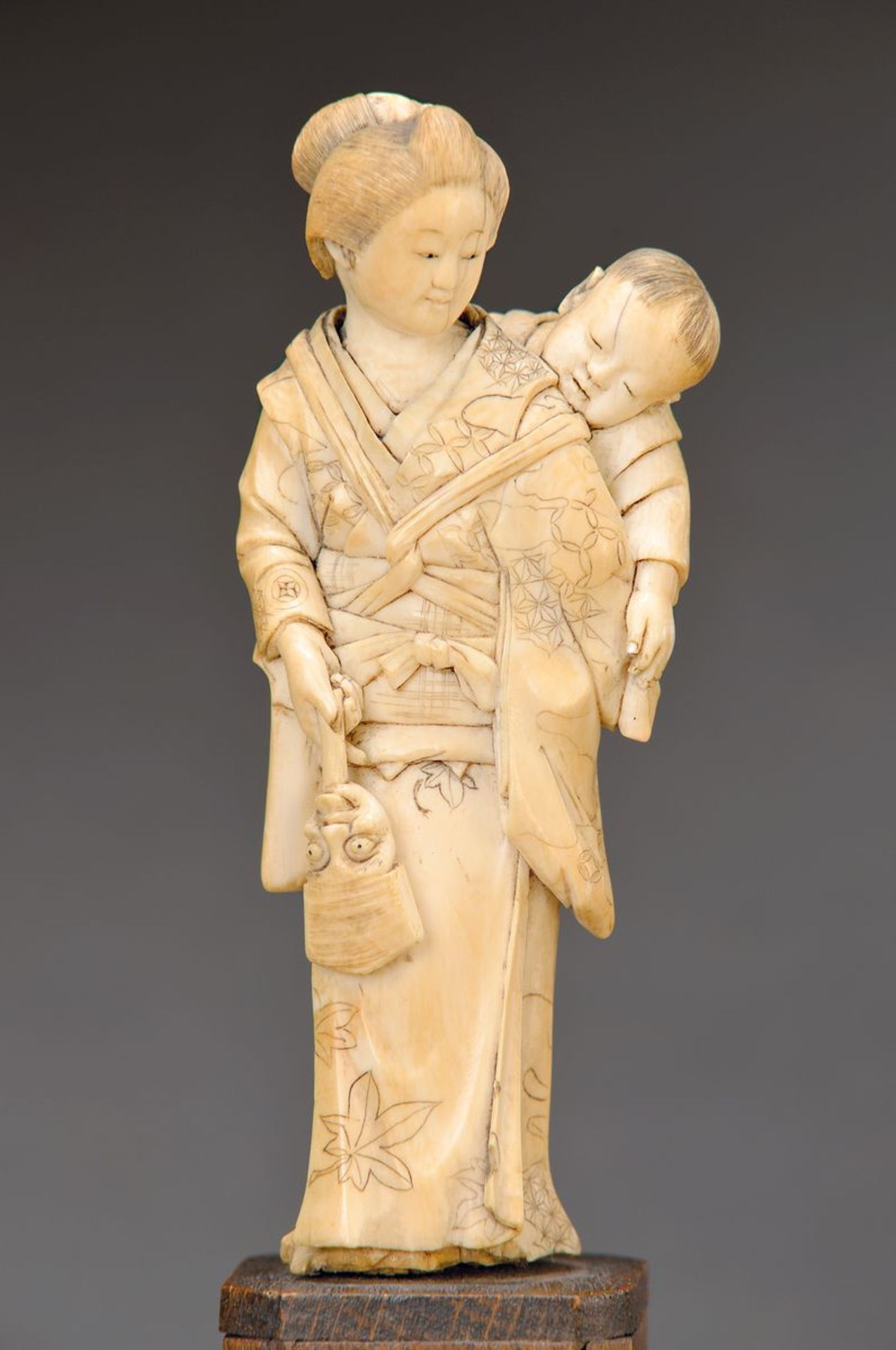 Elfenbeinschnitzerei, China, um 1900, Frau trägt Kind auf dem Rücken, partiell geritzt und