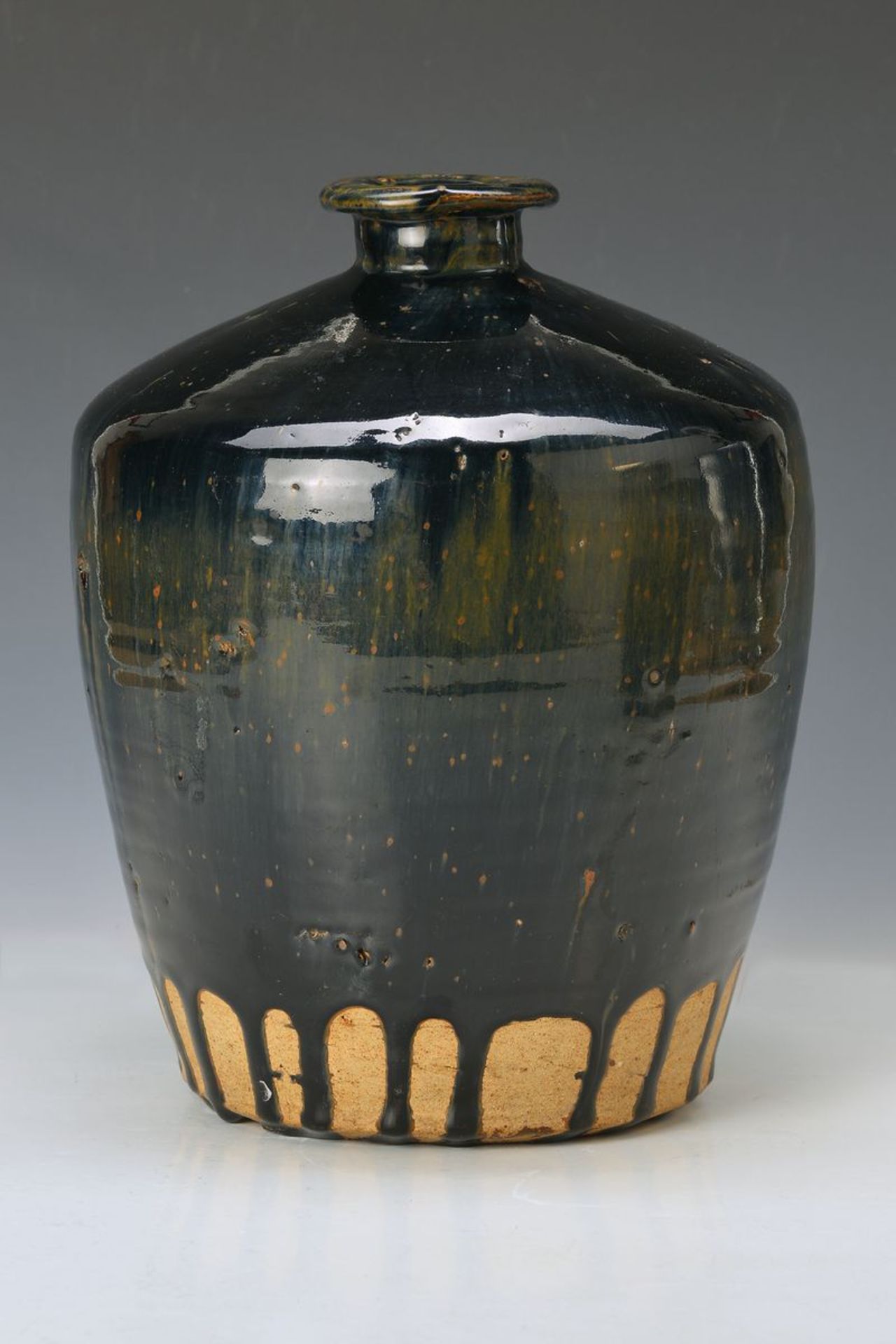 Vase, China, Anfang 20.Jh. nach Vorbild der Ming Dynastie um 1480, rötlicher Keramik- Scherben mit
