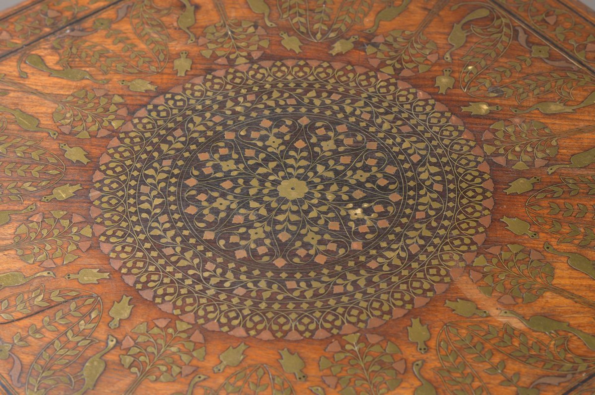 Kleiner Tisch, Orient, um 1900, Palisander mit Kupfer und Messingeinlagen, reiche floraleund geom. - Bild 2 aus 2