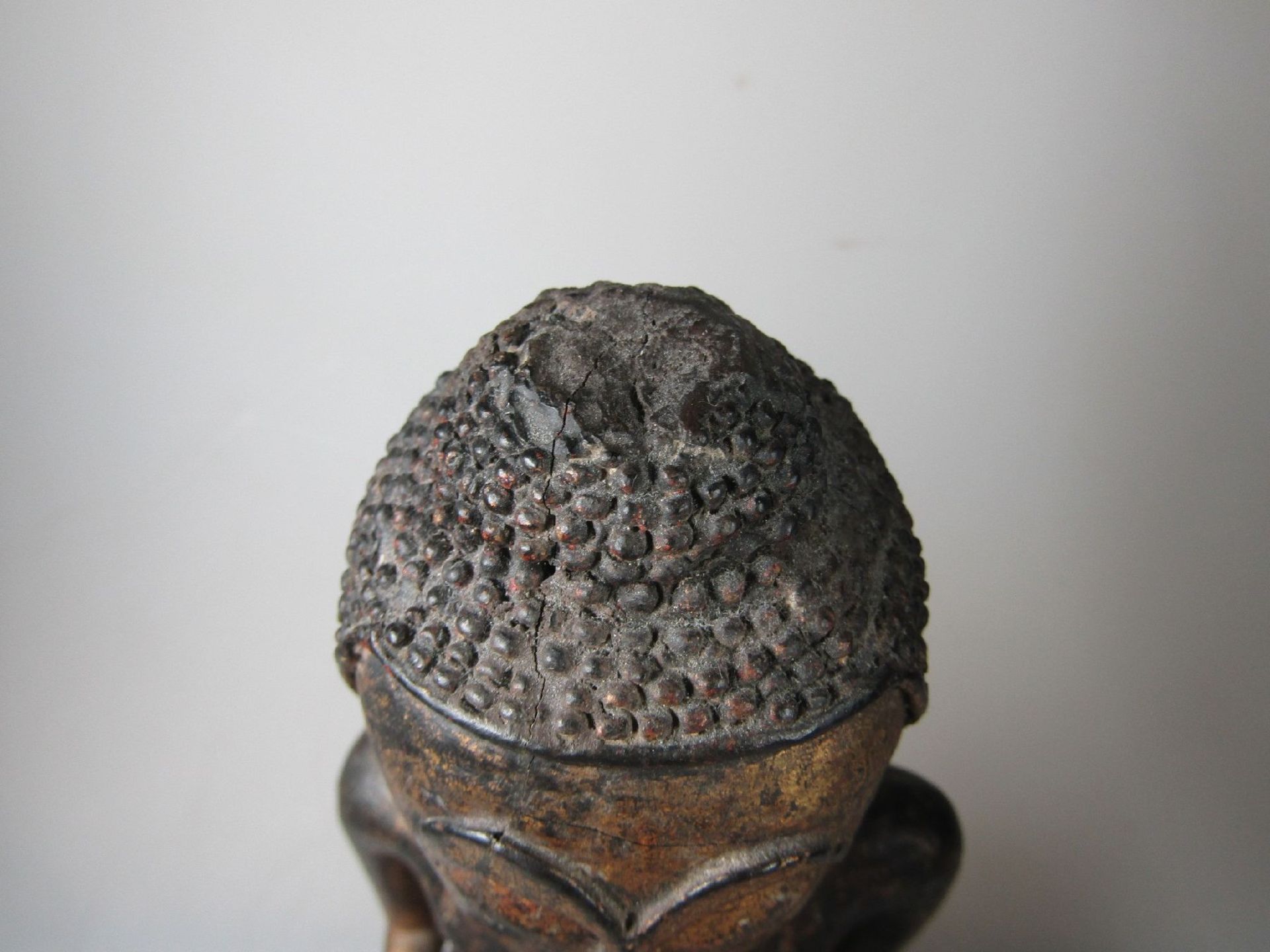 Buddha, Indochina, 19.Jh., Bronze, dunkelbraun patiniert, mineralisch gefüllt, Reste alter - Bild 6 aus 9