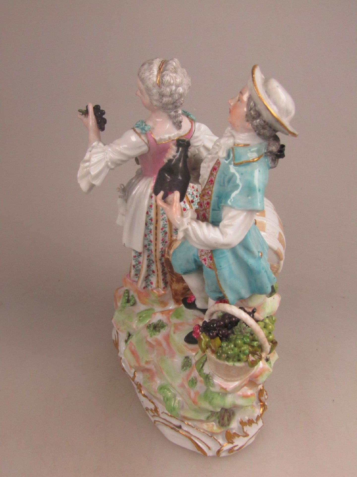 Porzellangruppe, Meissen, Punktzeit, 1763-74, Winzerpaar mit Wein und Trauben, feine polychrome - Bild 6 aus 7